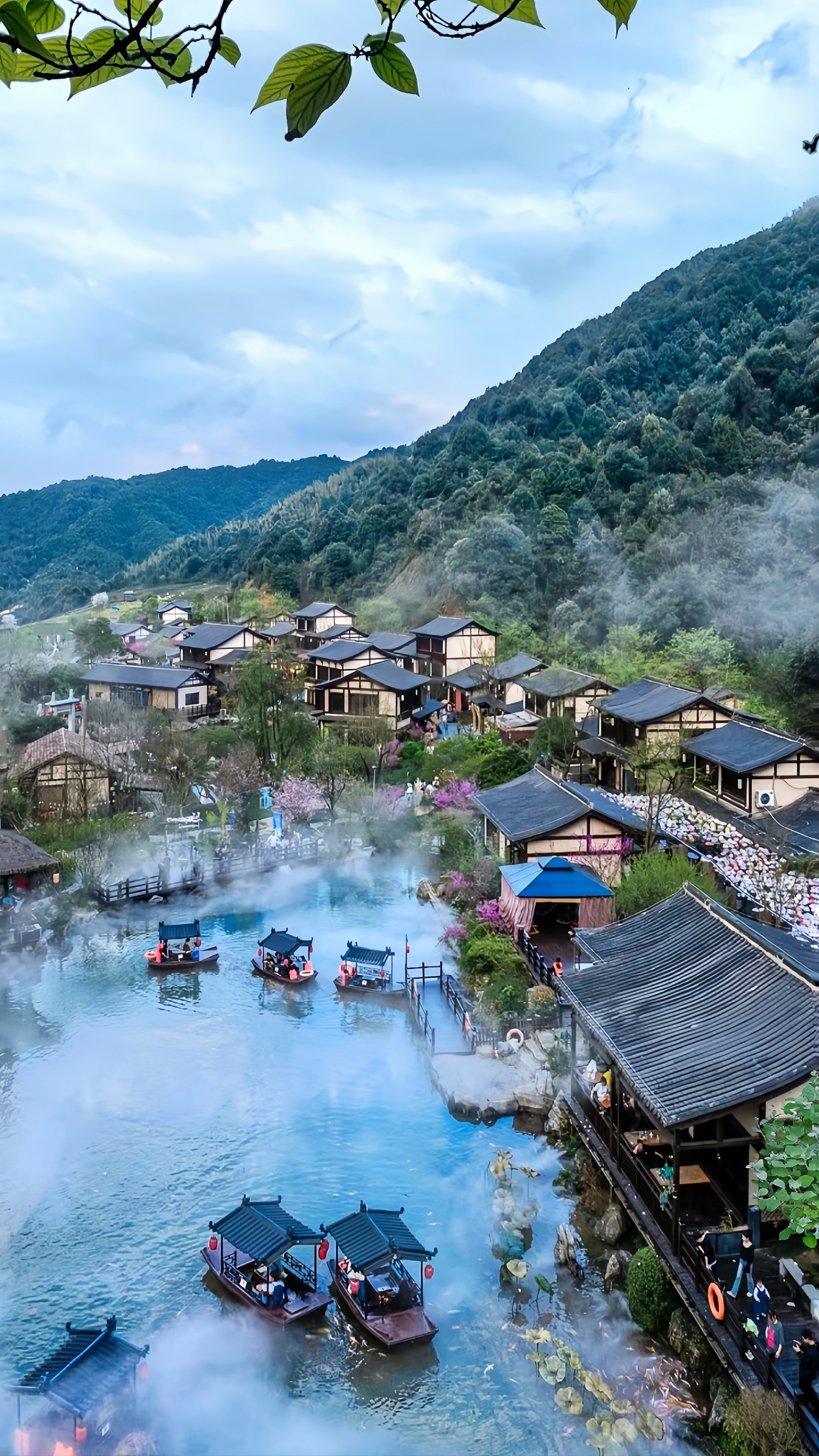 葛仙村度假区位于江西省上饶市铅山县葛仙山镇永杨路,背靠千年道教