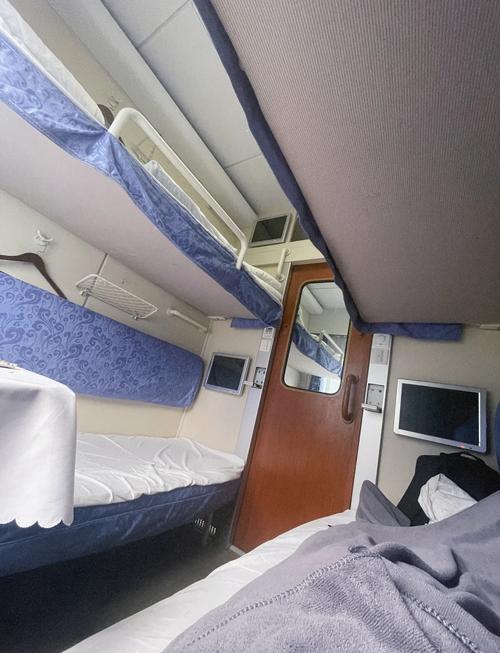 软卧每节车厢有9个包厢,每个包厢4个铺位