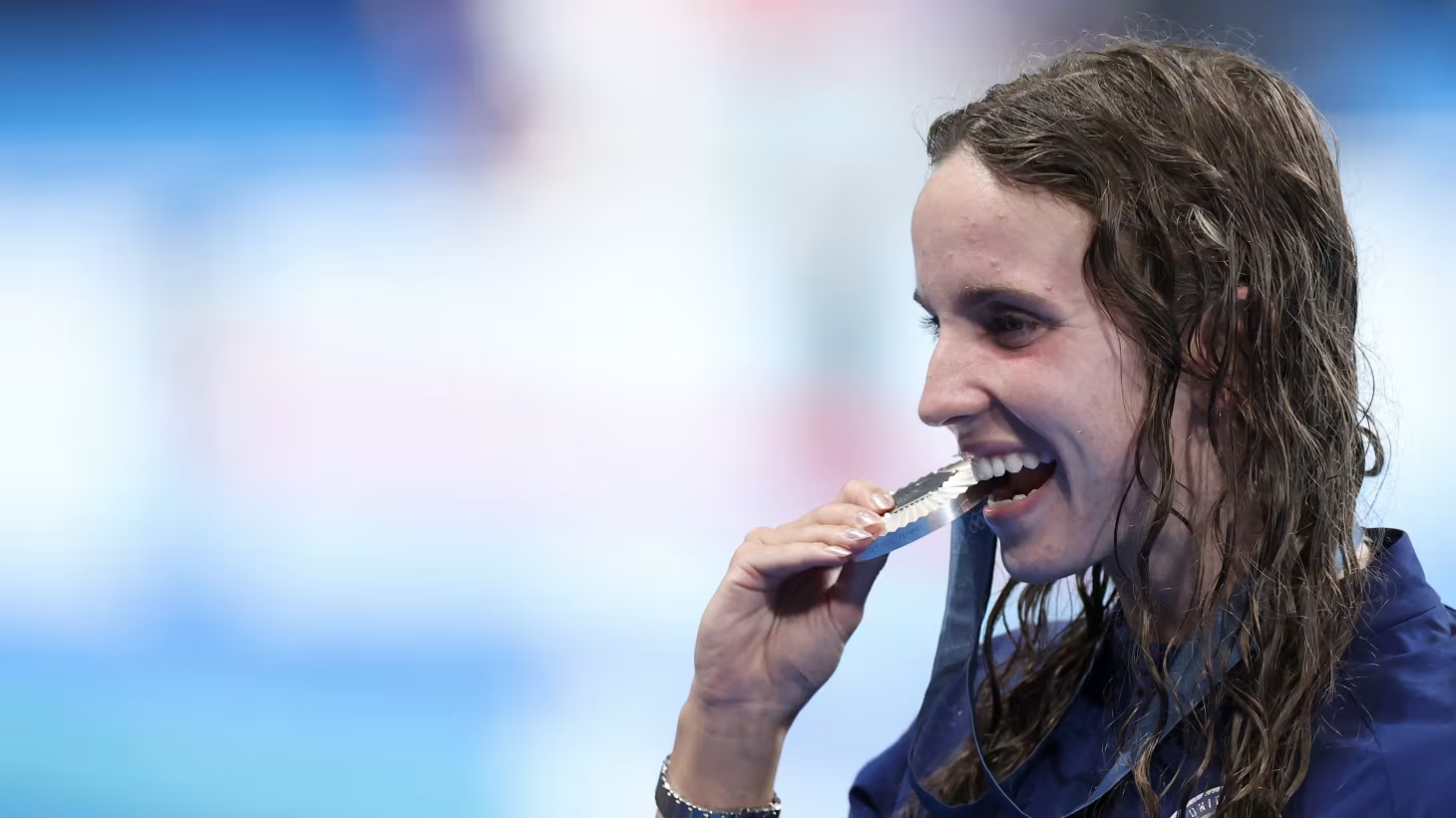 美国女子100米仰泳世界纪录保持者里根·史密斯分享了她如何克服"过度