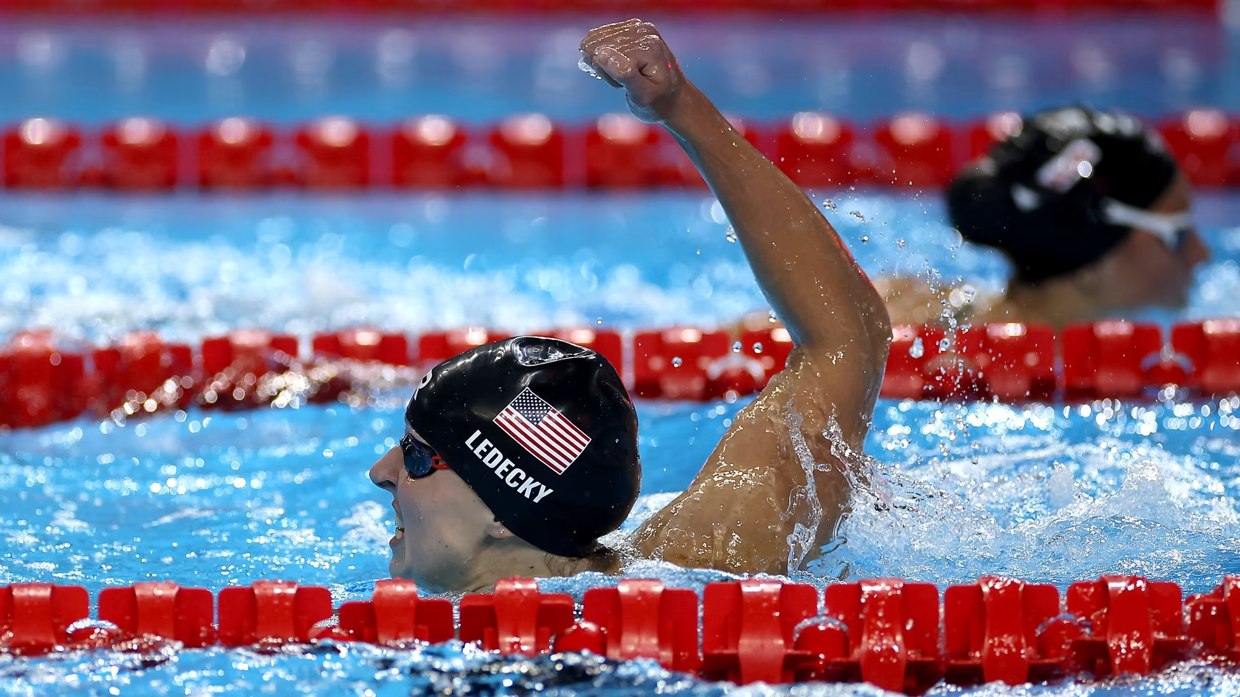 2025年世界游泳锦标赛在新加坡举行,美国游泳传奇凯蒂·莱德基在女子