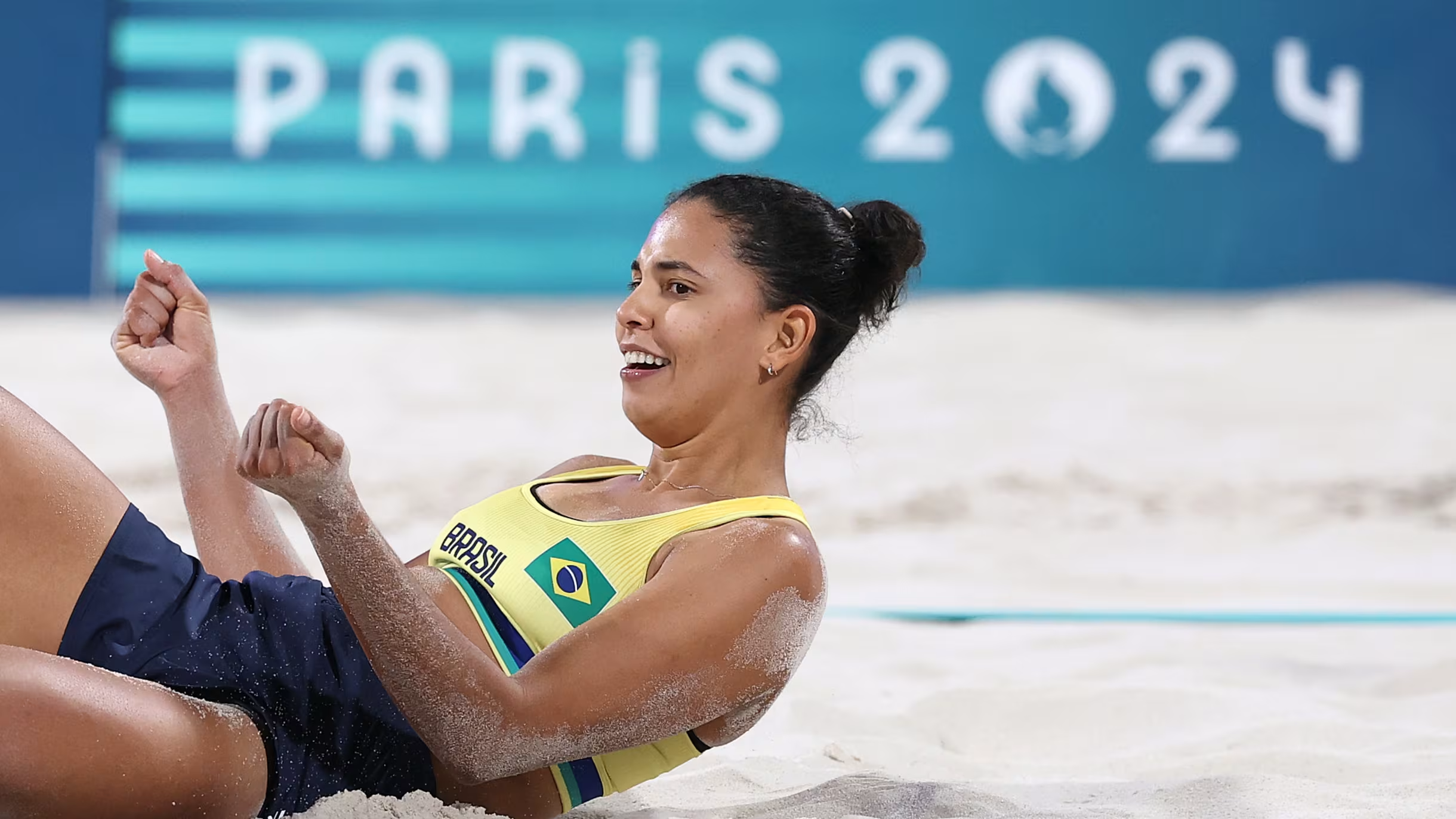 巴西沙滩排球运动员杜达在巴黎2024年奥运会上与搭档安娜·帕特里夏一