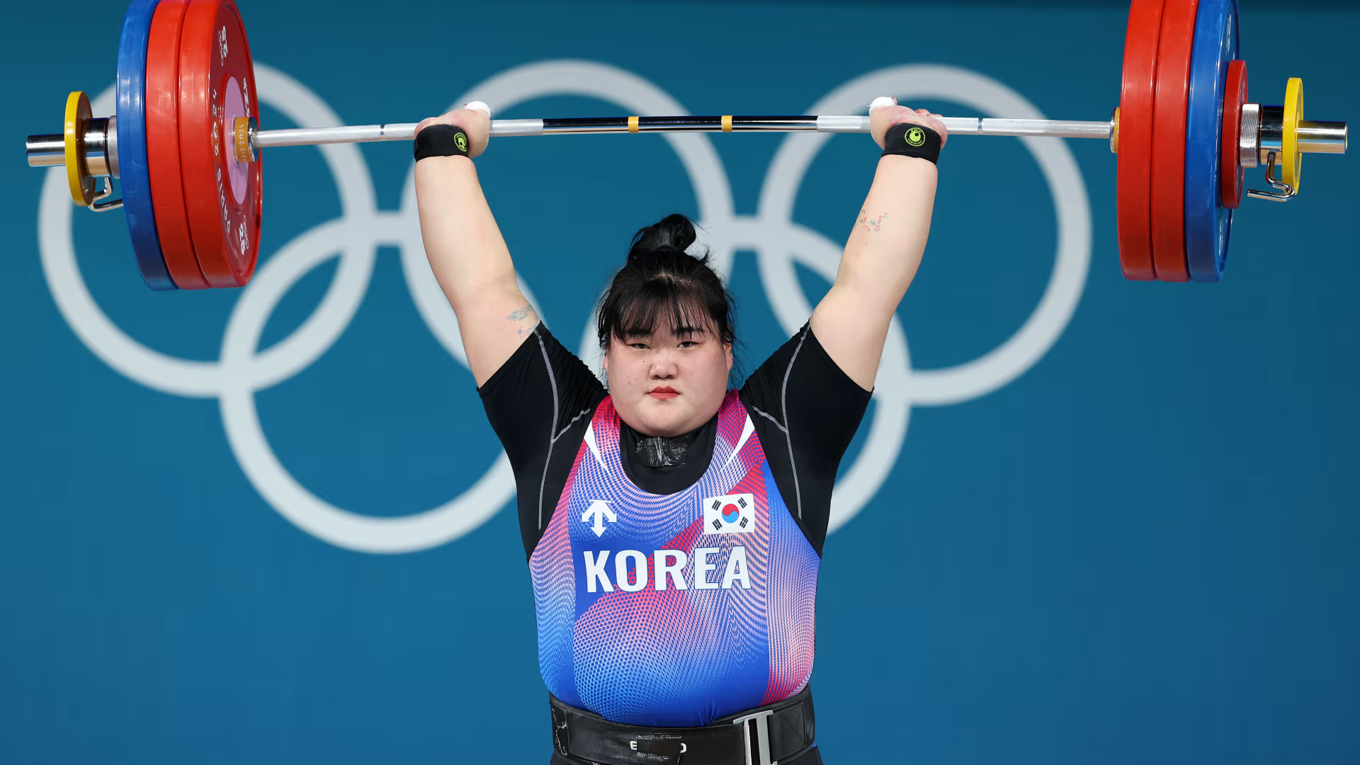 2025 年举重世锦赛最后一天,韩国的朴惠正和亚美尼亚的瓦拉兹达特