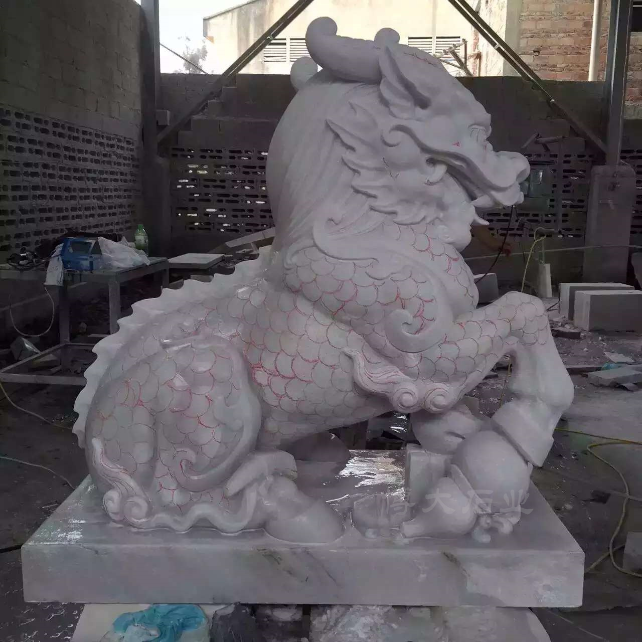 石雕麒麟作为风水中的重要吉祥物,具有深厚的文化背景和象征意义