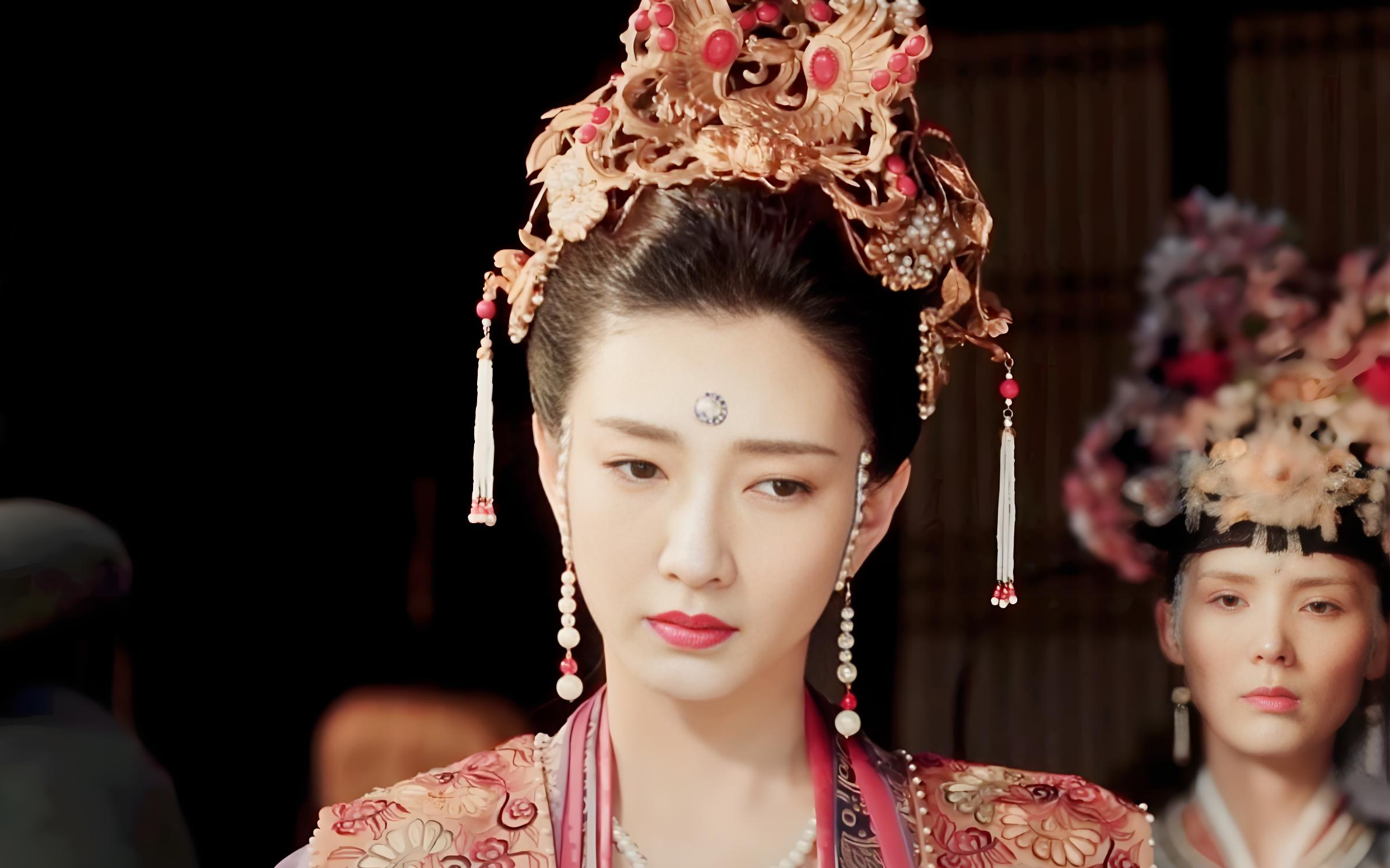 宋仁宗其实并非没有子嗣,他一共生育了三个儿子,十五个女儿