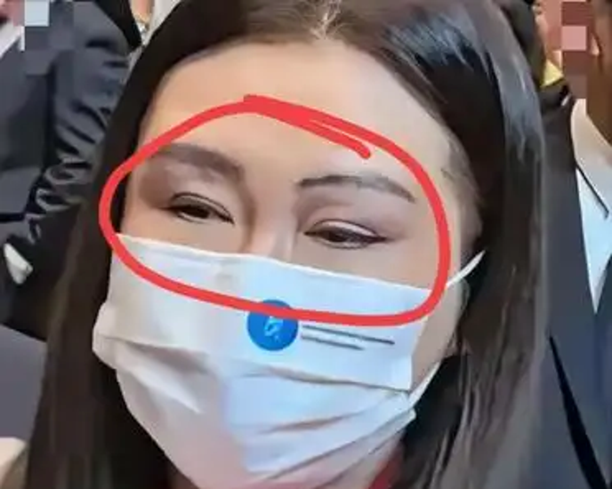 还记得她演的聂小倩,那双眼睛能勾人心魂,水汪汪的像一泓清泉,双眼皮