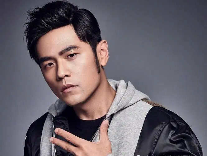 最近,周杰伦在自己的社交媒体上分享了一张他小女儿的背影照片,照片里