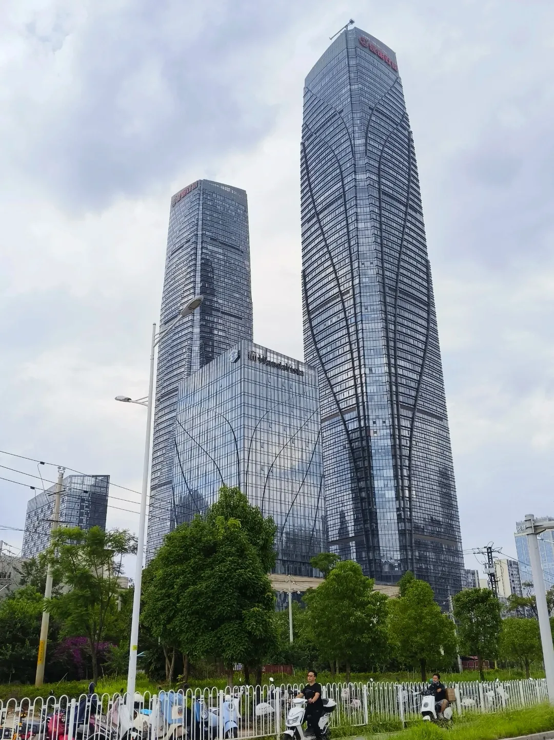 第一次来昆明办事,发现西南的城市都发展得不错啊,谁说云贵川穷又落后