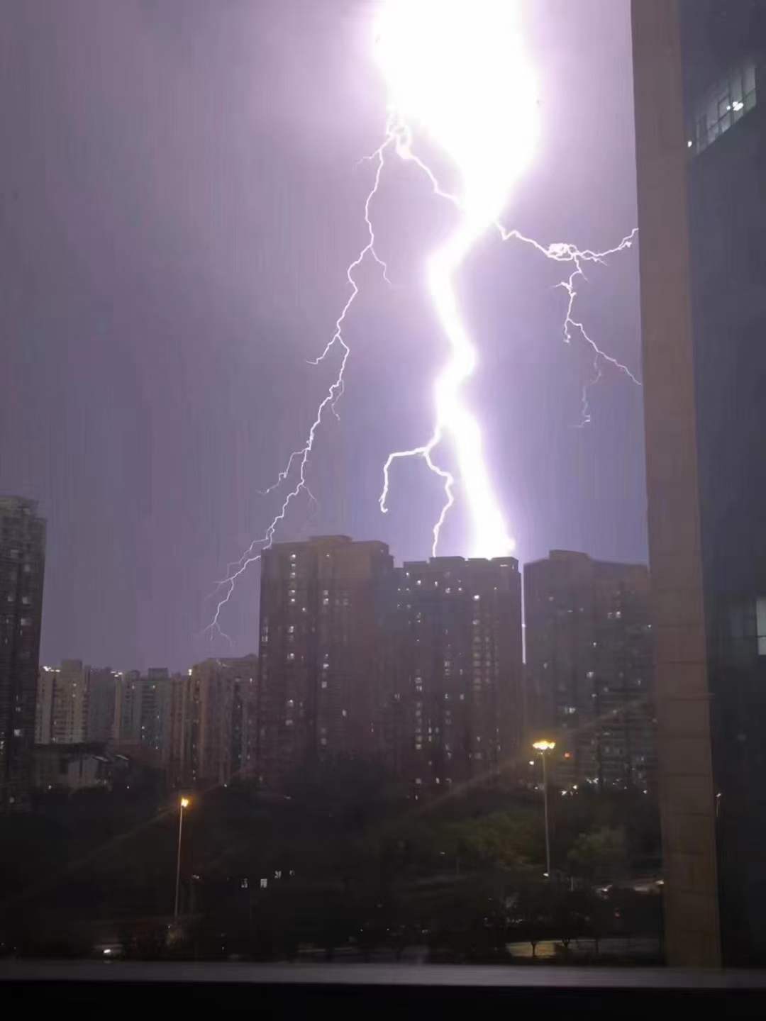 暴风雨前夕,抬头看天,突然发现乌云也需要释放情绪