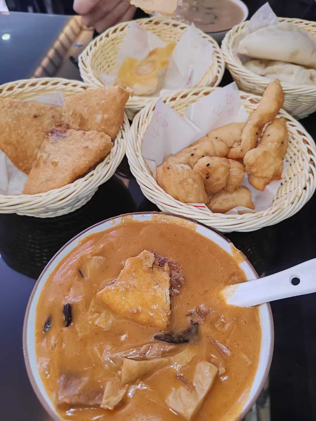 河南老家的美食正宗的水煎包油馍头肉盒胡辣汤与豆粥