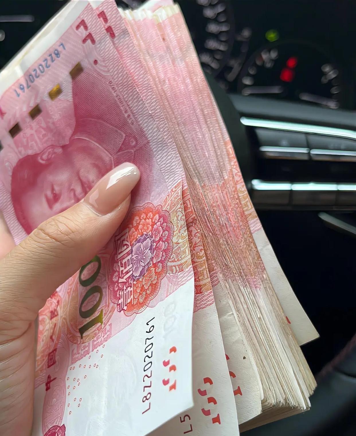 堂弟一个月工资一万五,弟媳每月收入8000多块钱,两个人结婚后也存了