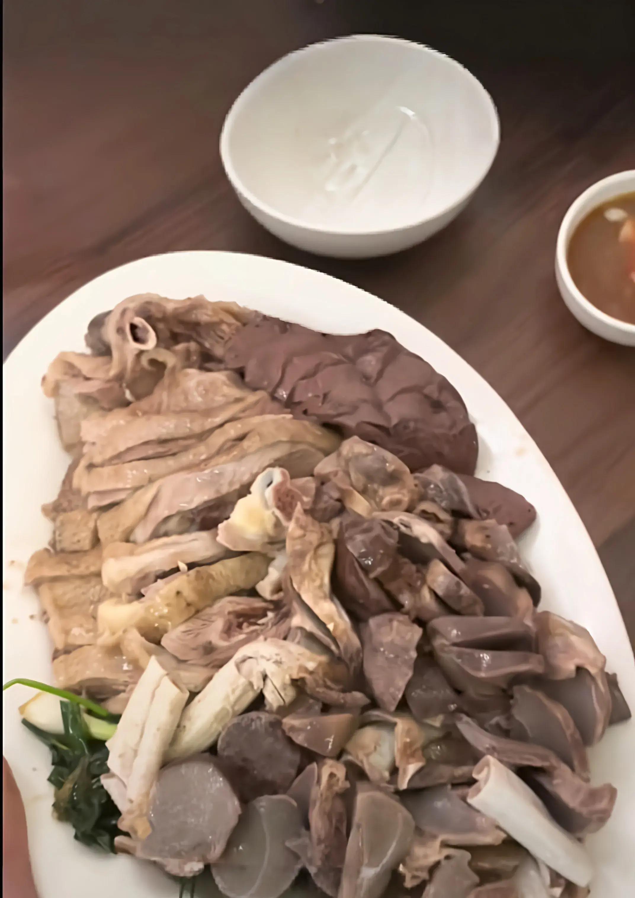 鸡鸭鹅和猪牛羊肉和内脏都得配齐才算正宗这种吃法不仅讲究营养均衡
