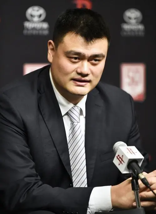 近日,关于"姚明降低名人堂标准"的论调,若仅停留于表面数据与战绩,恐