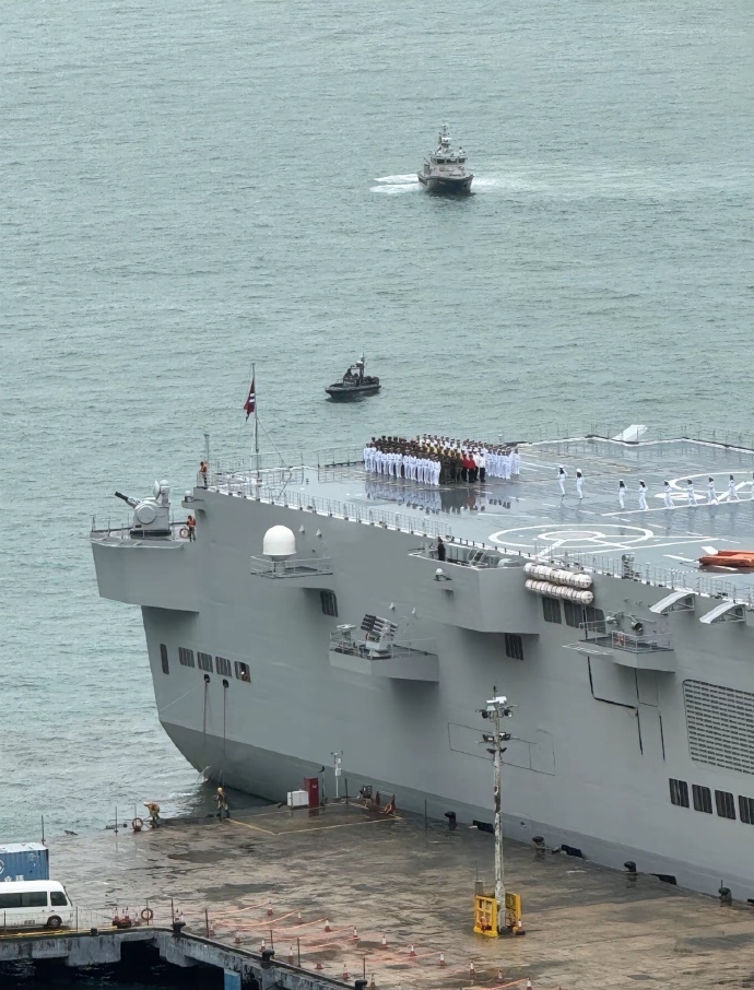 075型两栖攻击舰"海南舰"抵达香港
