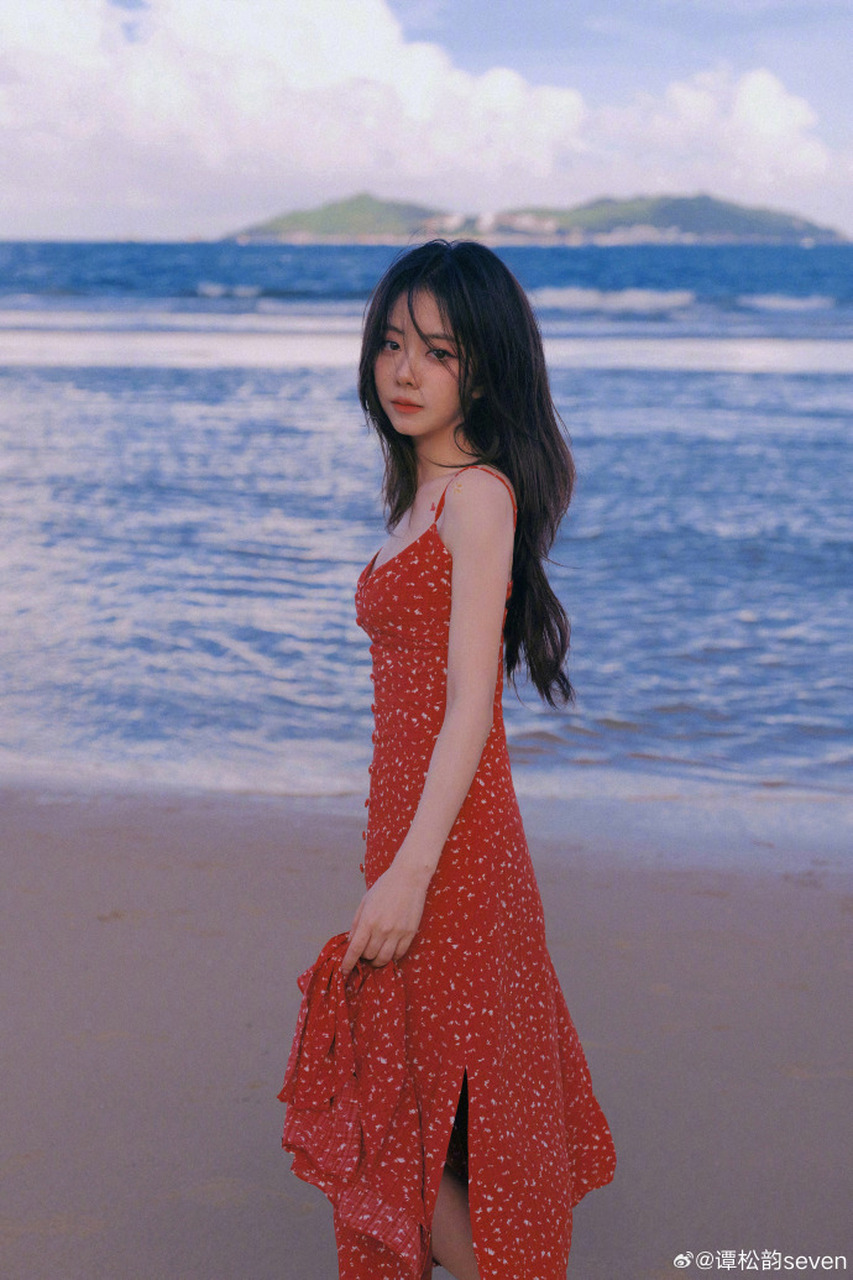 谭松韵海边美图