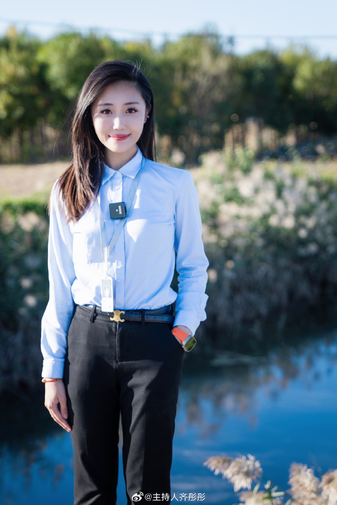 主持人齐彤彤