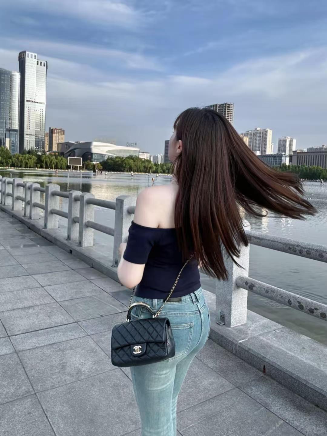 那位小姐姐身着紧身牛仔裤,站在暮色下的身影美得像幅画!