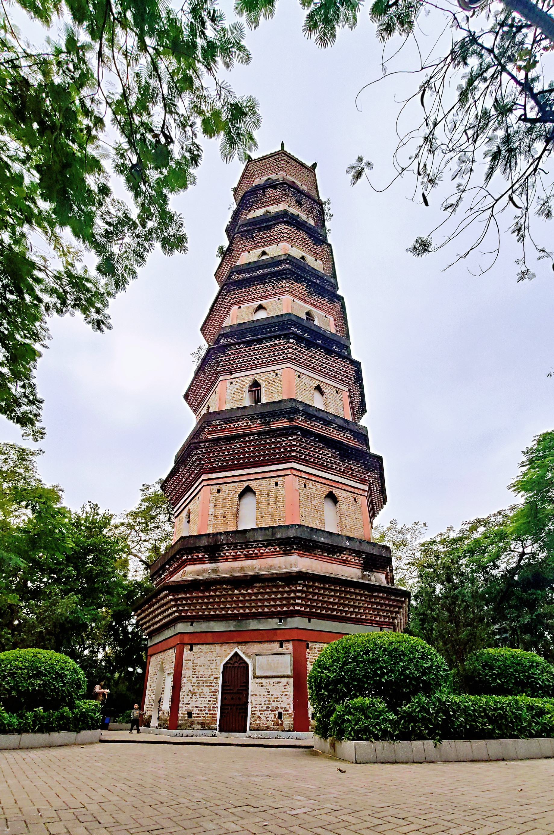 《采桑子·广东游之惠州西湖》 傳冀 秋风拂透疏堤岸,漫笼轻烟