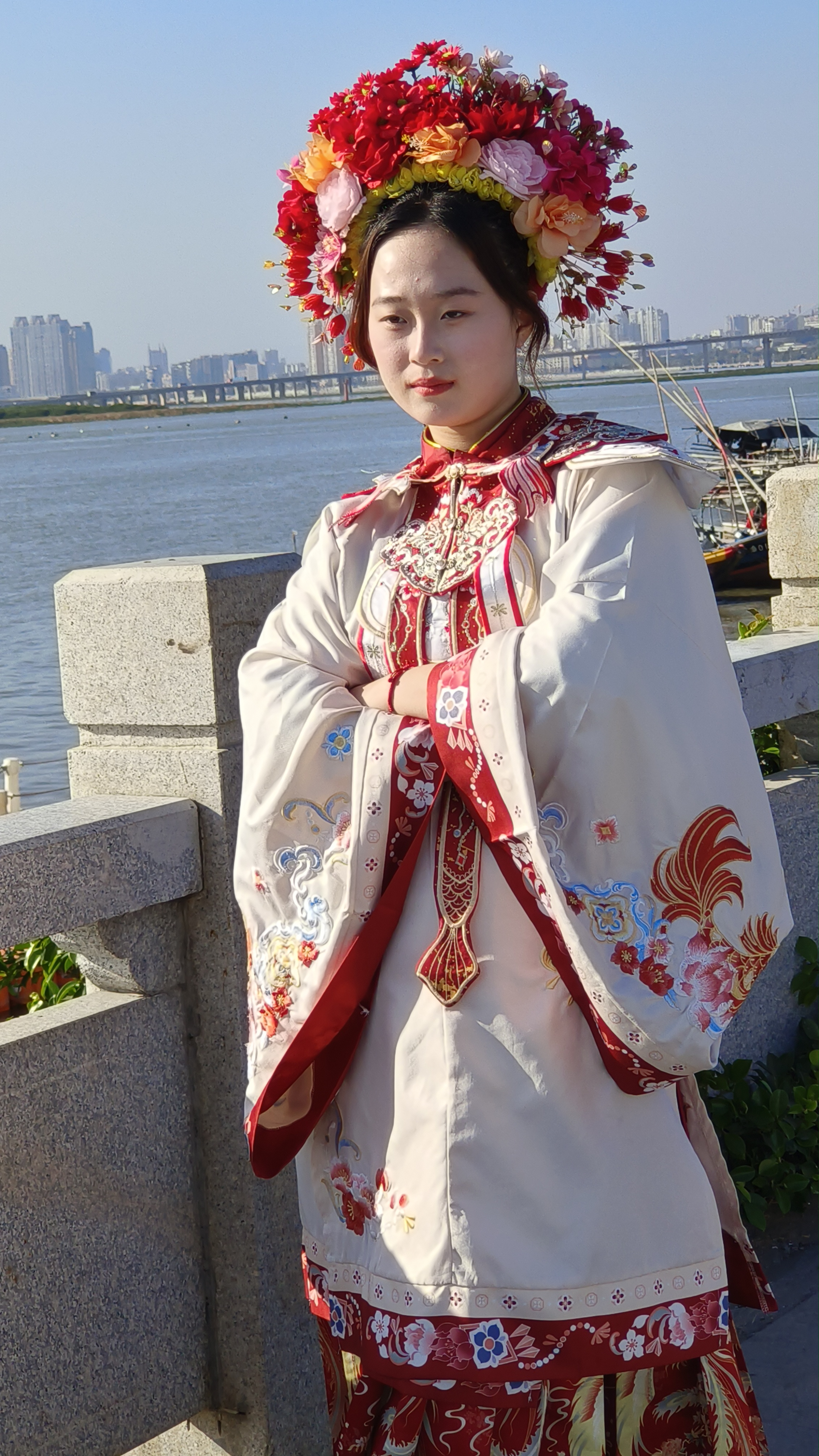 尚存中亚遗风女.盘头耳坠大裾衫,簪花筷髻渔家妇