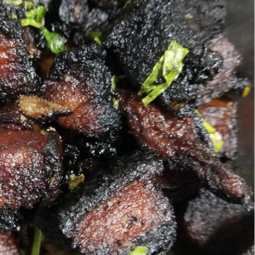 老婆大清早起来就去买菜,说中午做红烧肉,回来她在