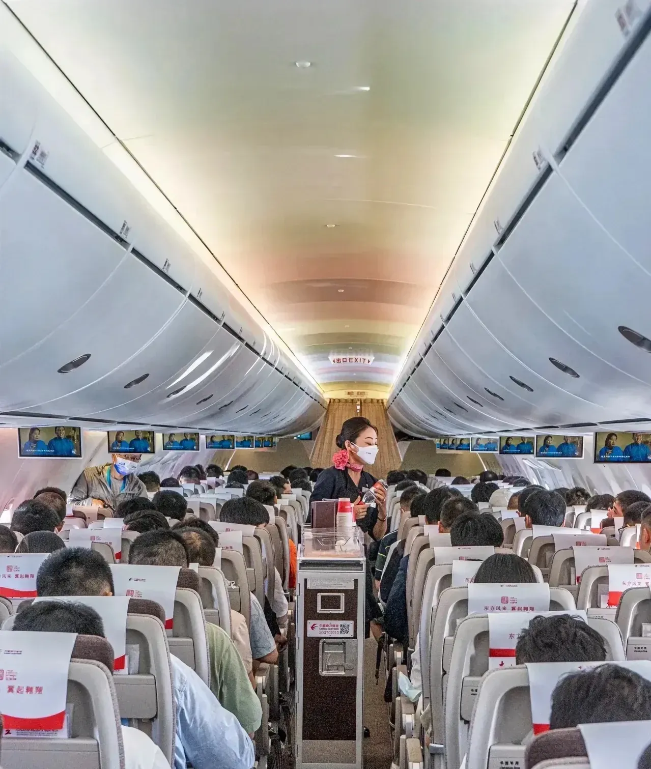 今天在成都上飞机那会儿,我可遇到新鲜事儿了,居然坐上了咱们国产的