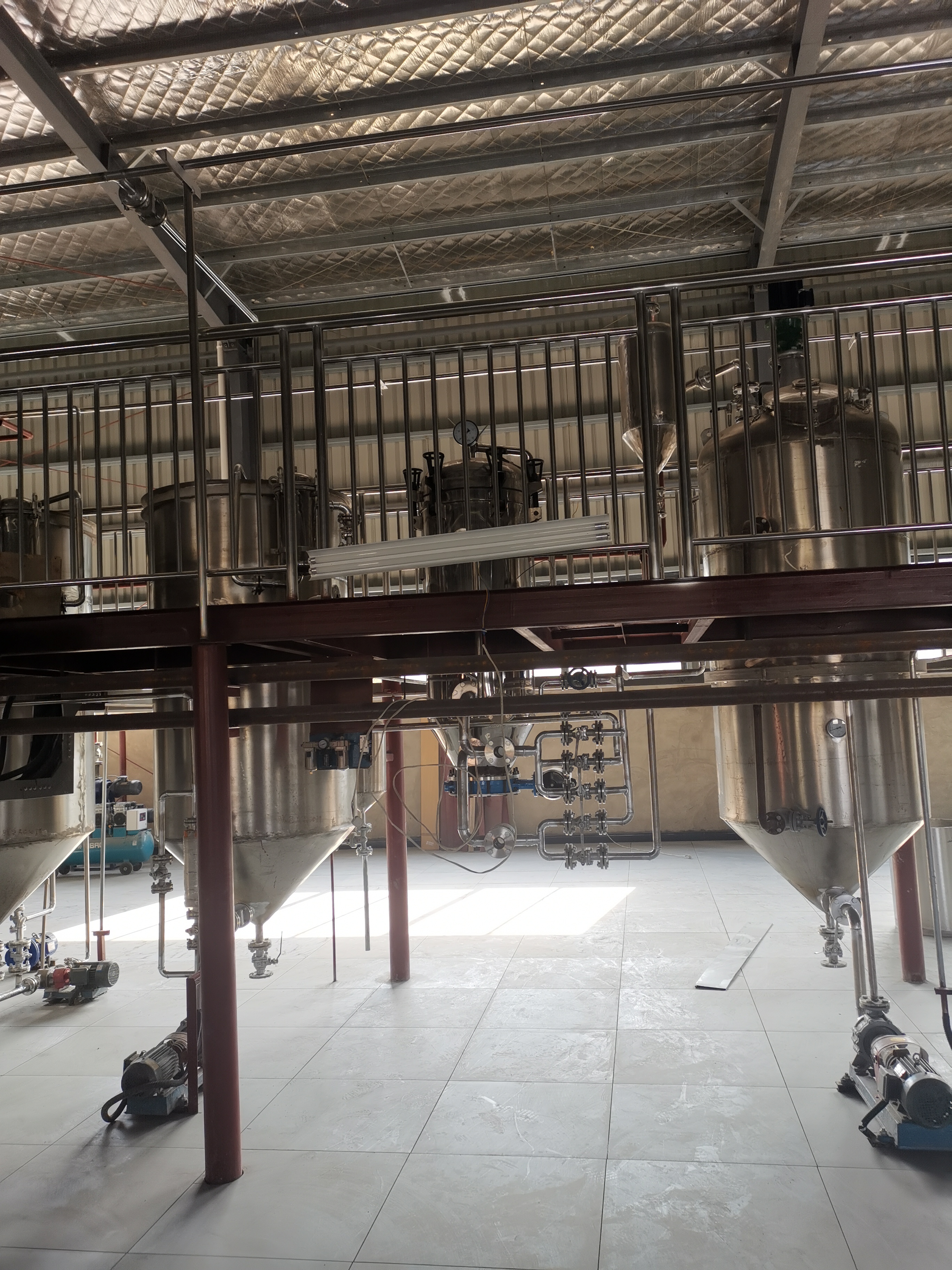 在现代化的粮油加工行业中,玉米油榨油机作为生产线上的关键设备,其