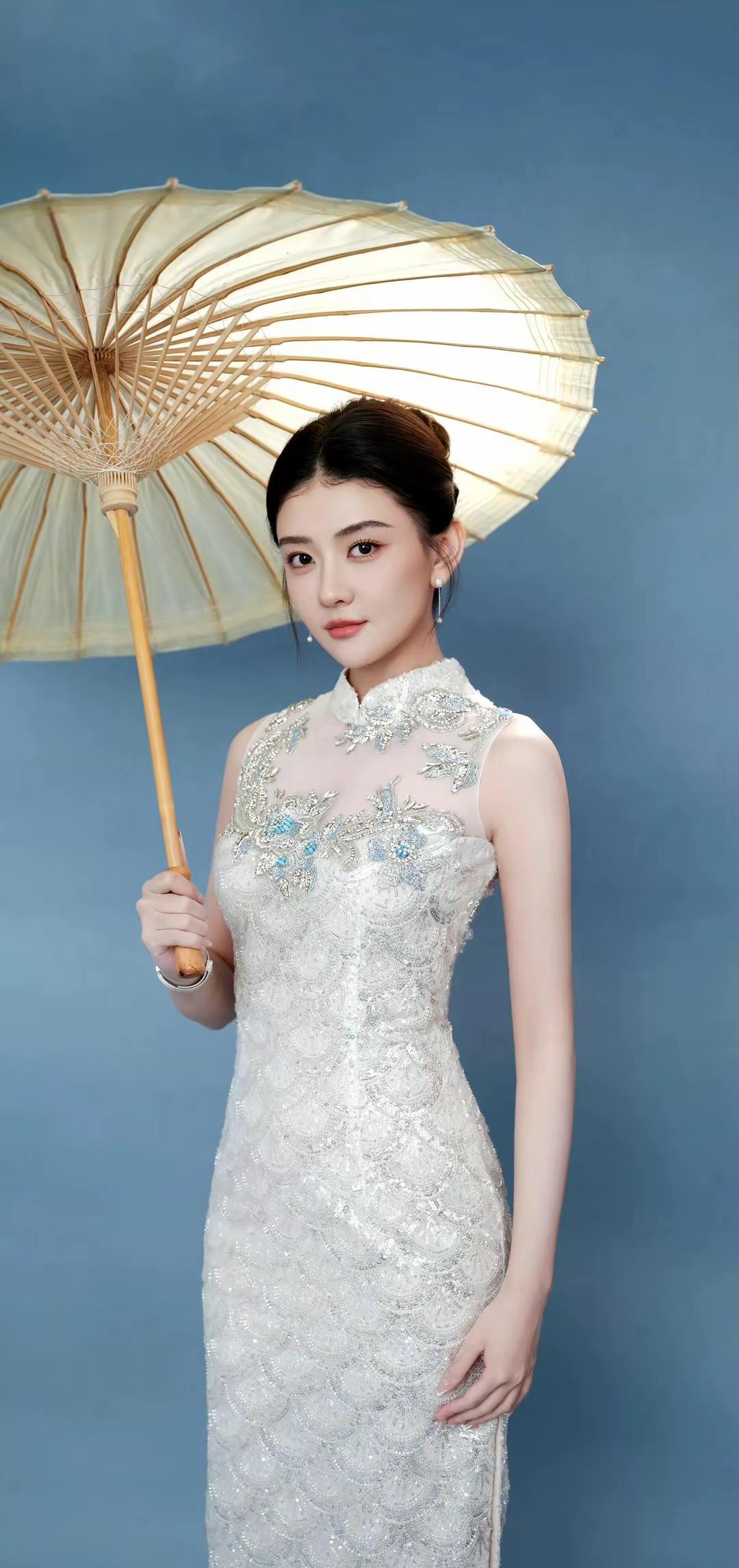 看这张壁纸,梁洁穿着一袭旗袍,手里撑着纸伞,气质像旧时光里的姑娘