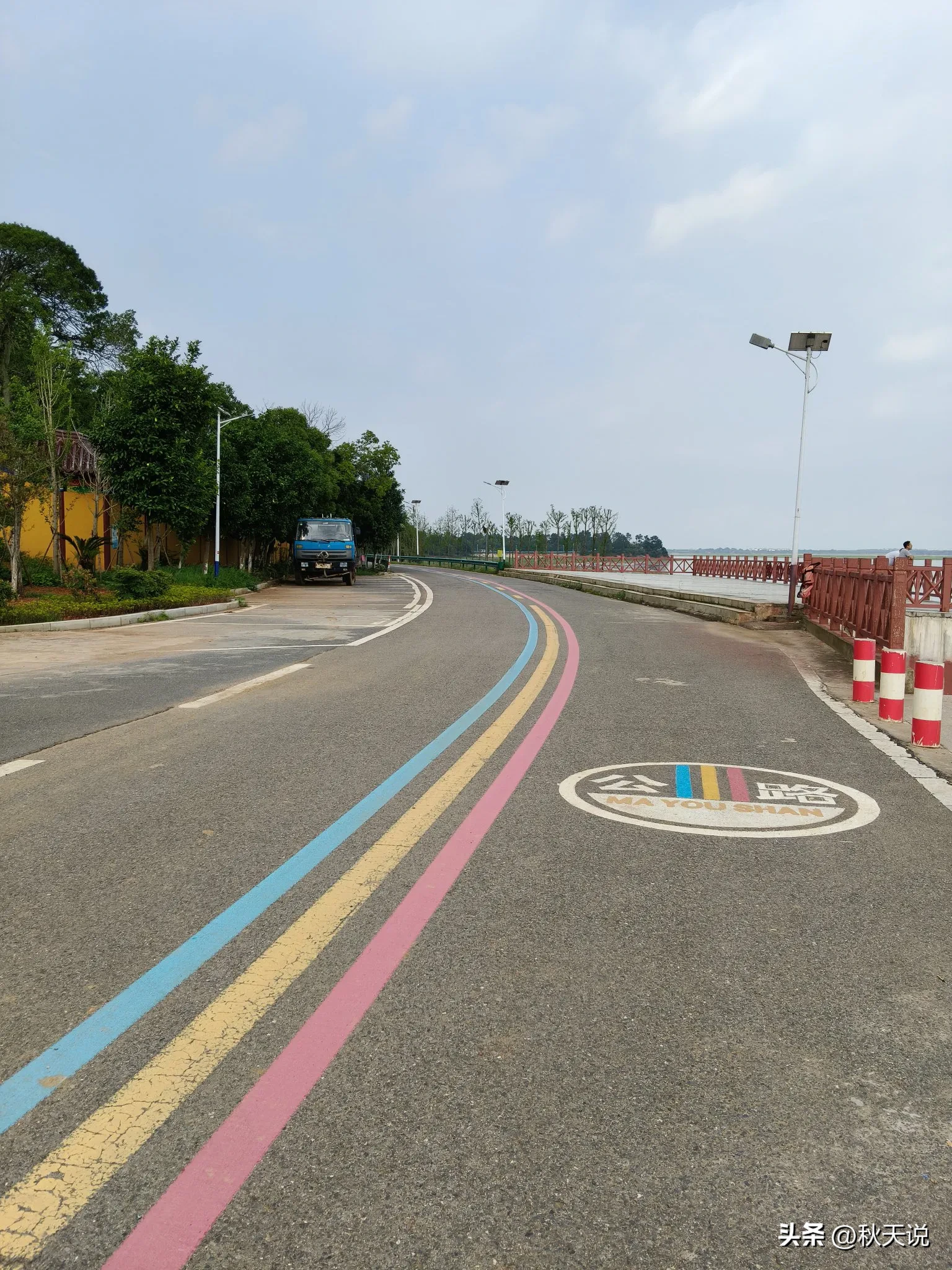 现在的寺庙越建越多,寺庙内的住持也是一个隐秘的金饭碗