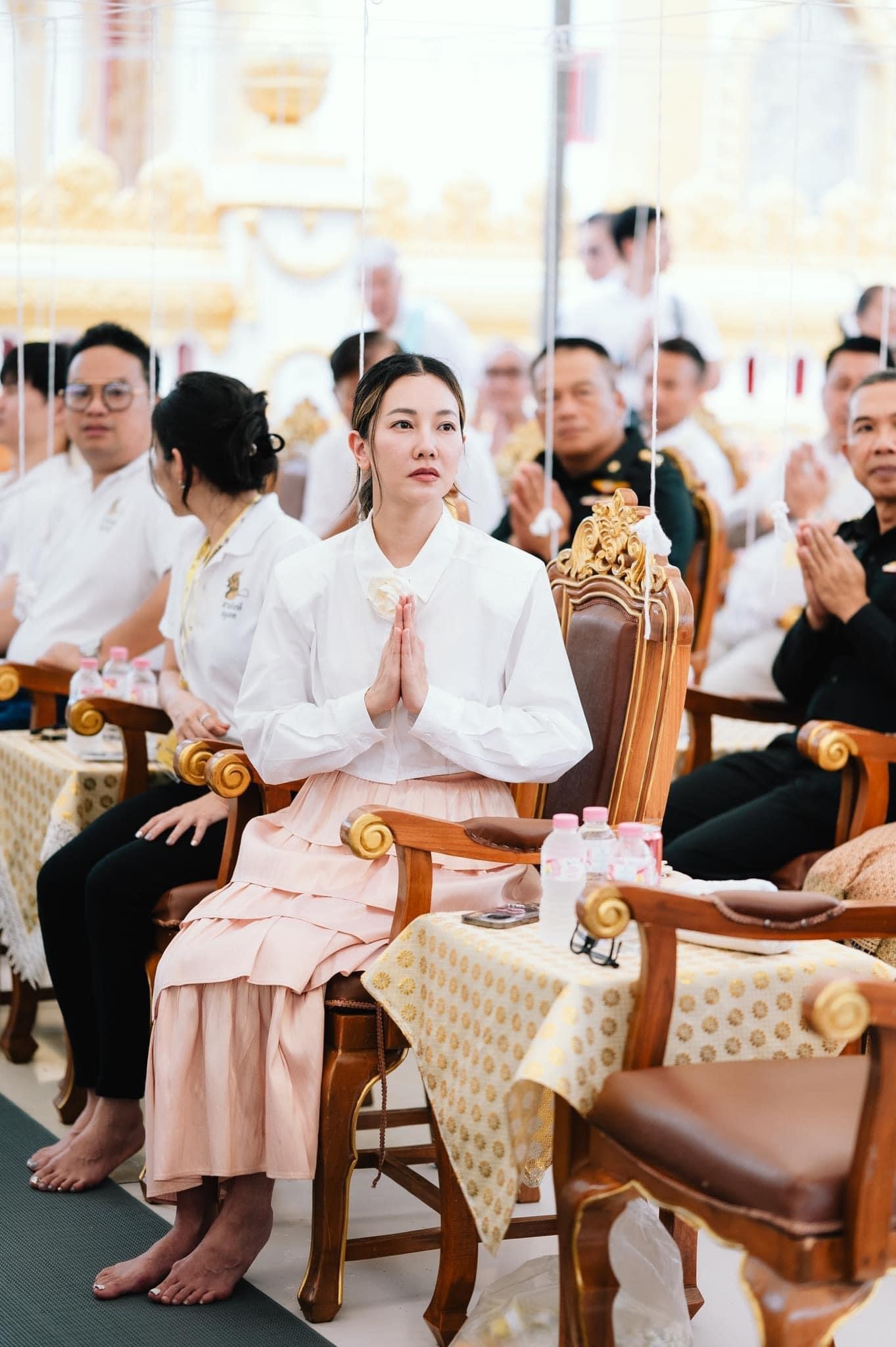 泰国月亮姐太美了noon woranuch与丈夫todd上周寺庙做功德祈福 动态