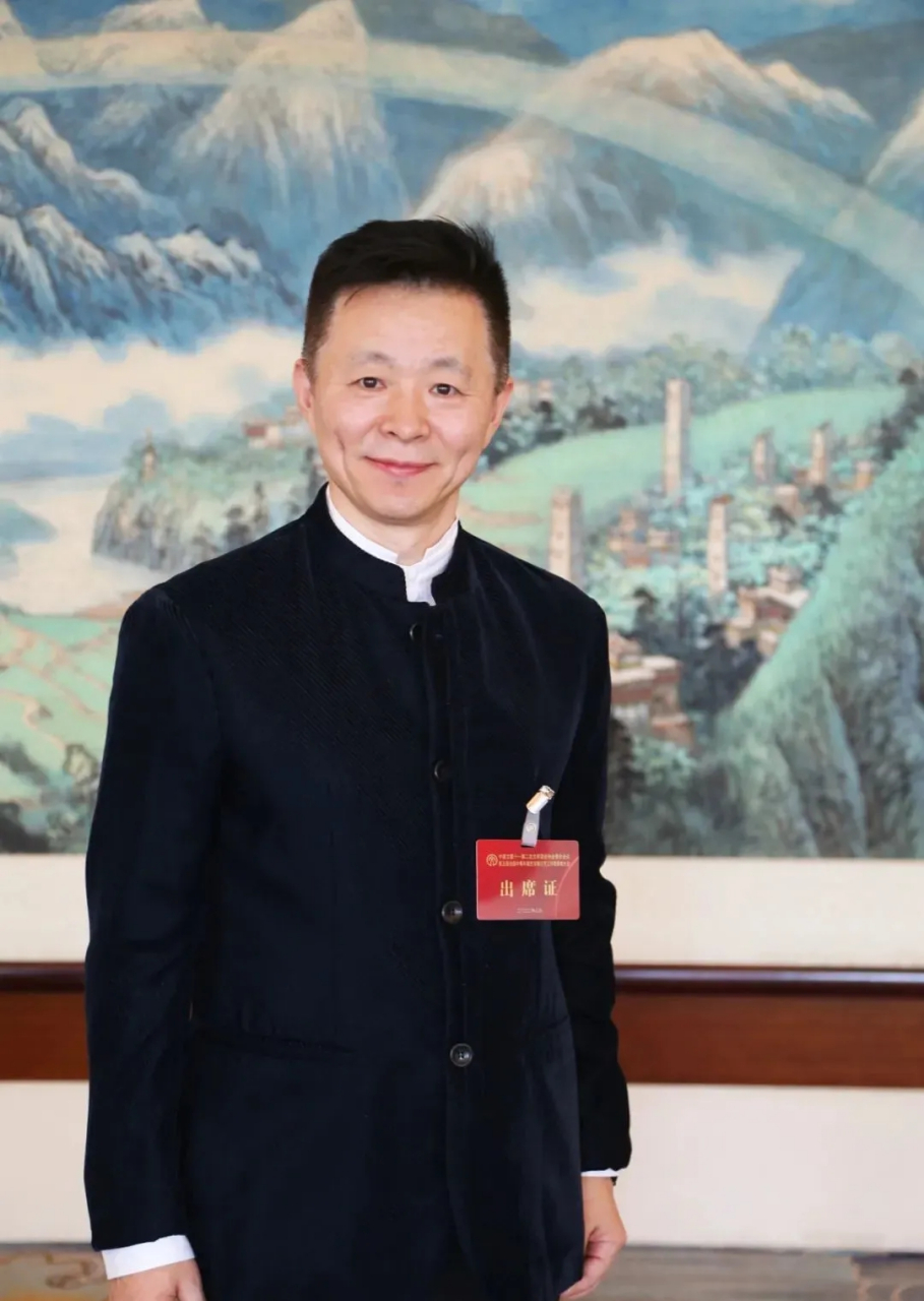 当年的歌唱家王宏伟,现在已经是天津音乐学院的党委副书记兼院长了.
