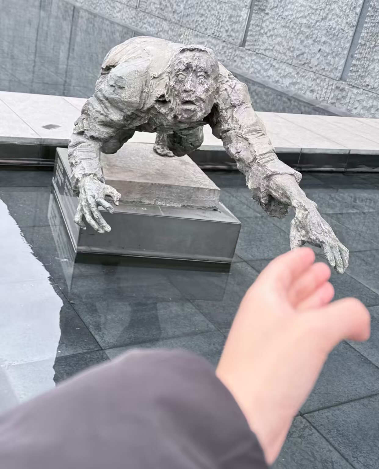 多么希望那个时候可以有人伸手拉你一把啊