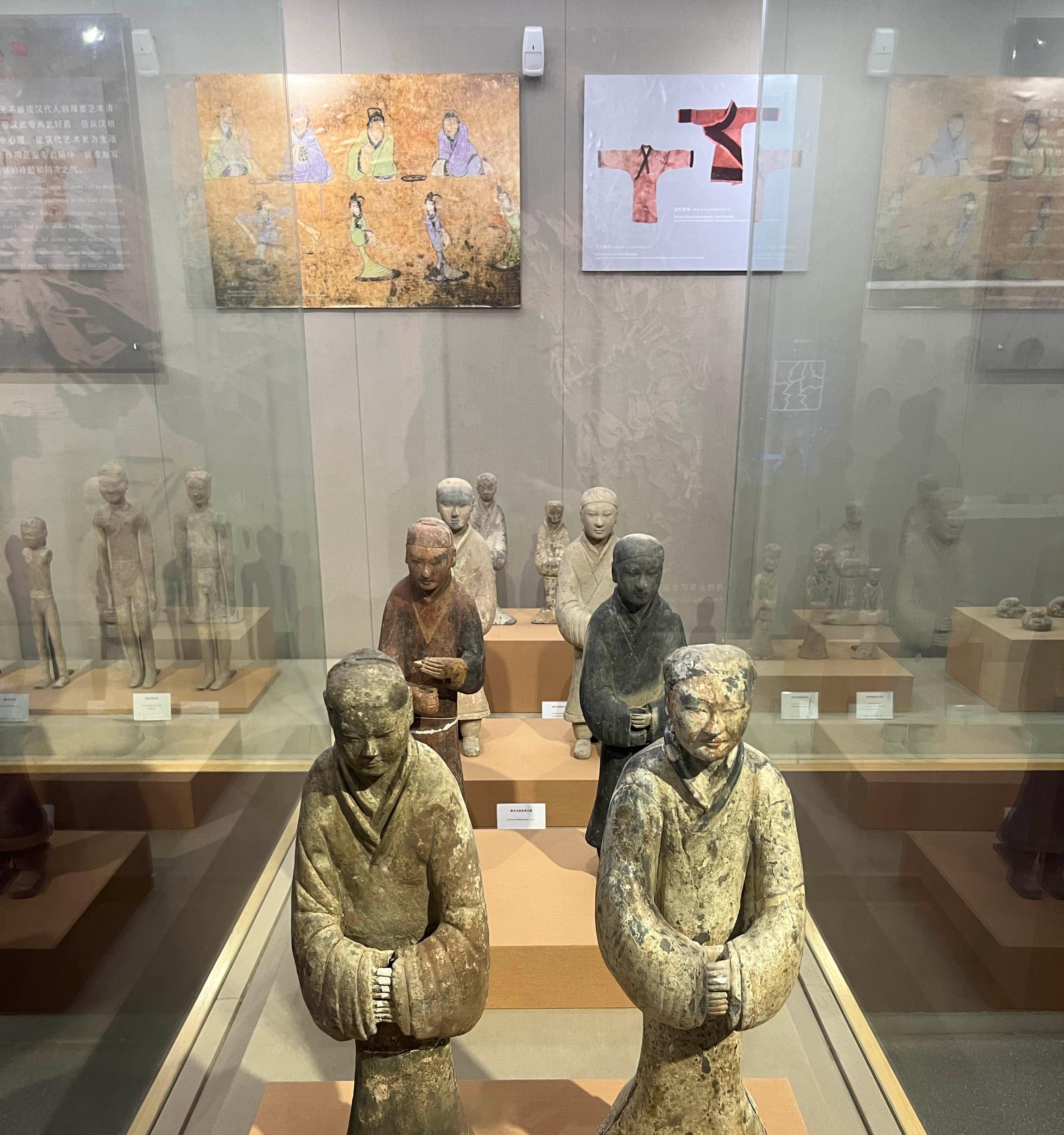 汉代铜镜与鎏金马等国宝级展品细节精致吸引大量游客驻足