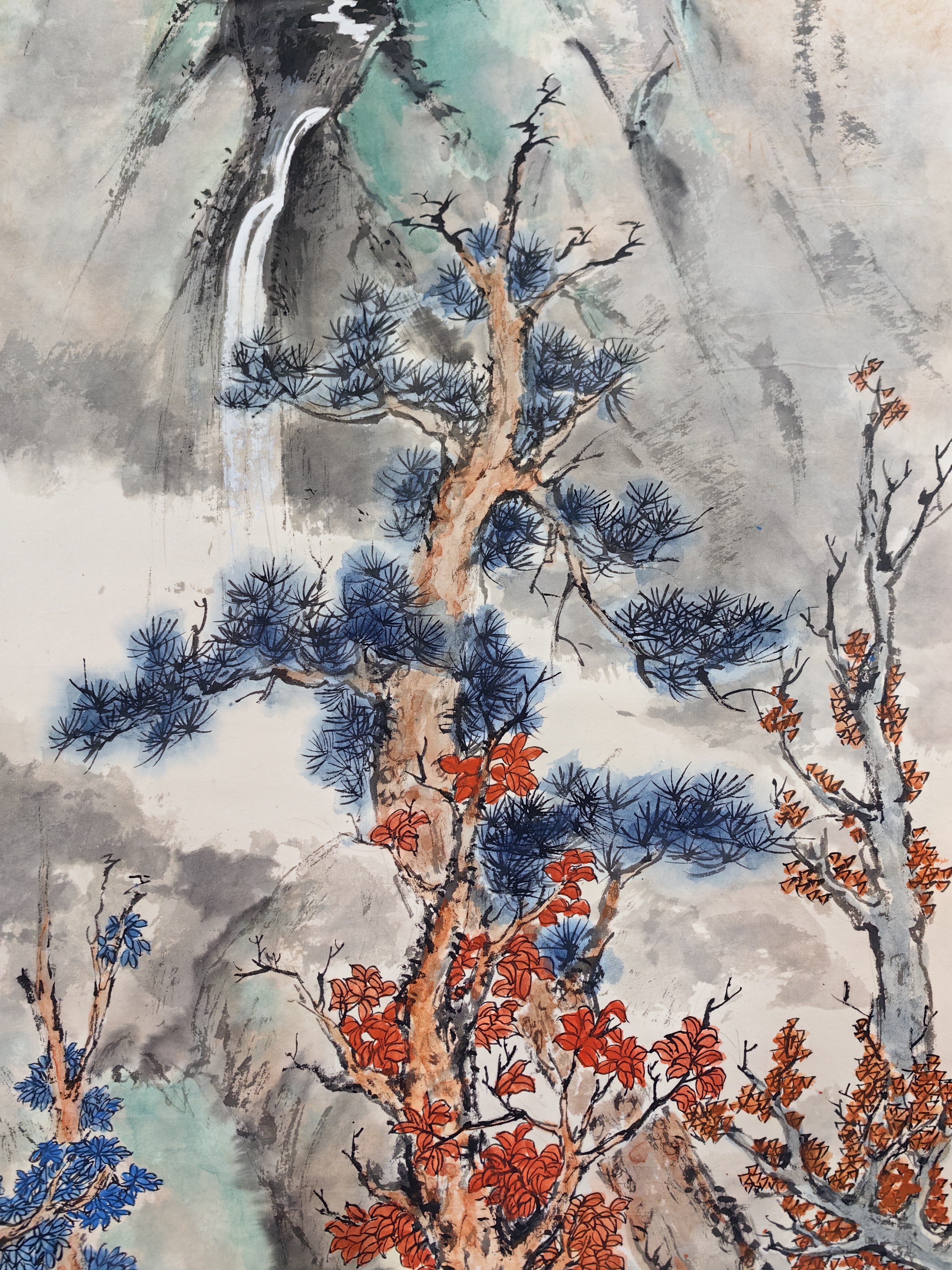 《秋林》是胡玉德的大青绿山水杰作,融合秋韵与山林幽静,展现山石