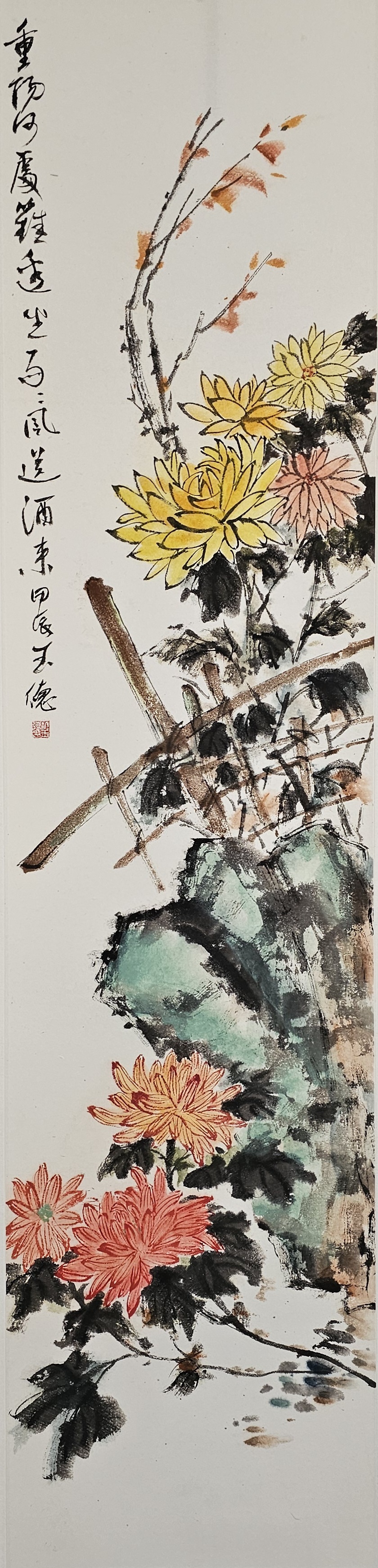 胡玉德先生的这幅四尺长条国画作品,以菊花与石头的精妙组合跃然纸上