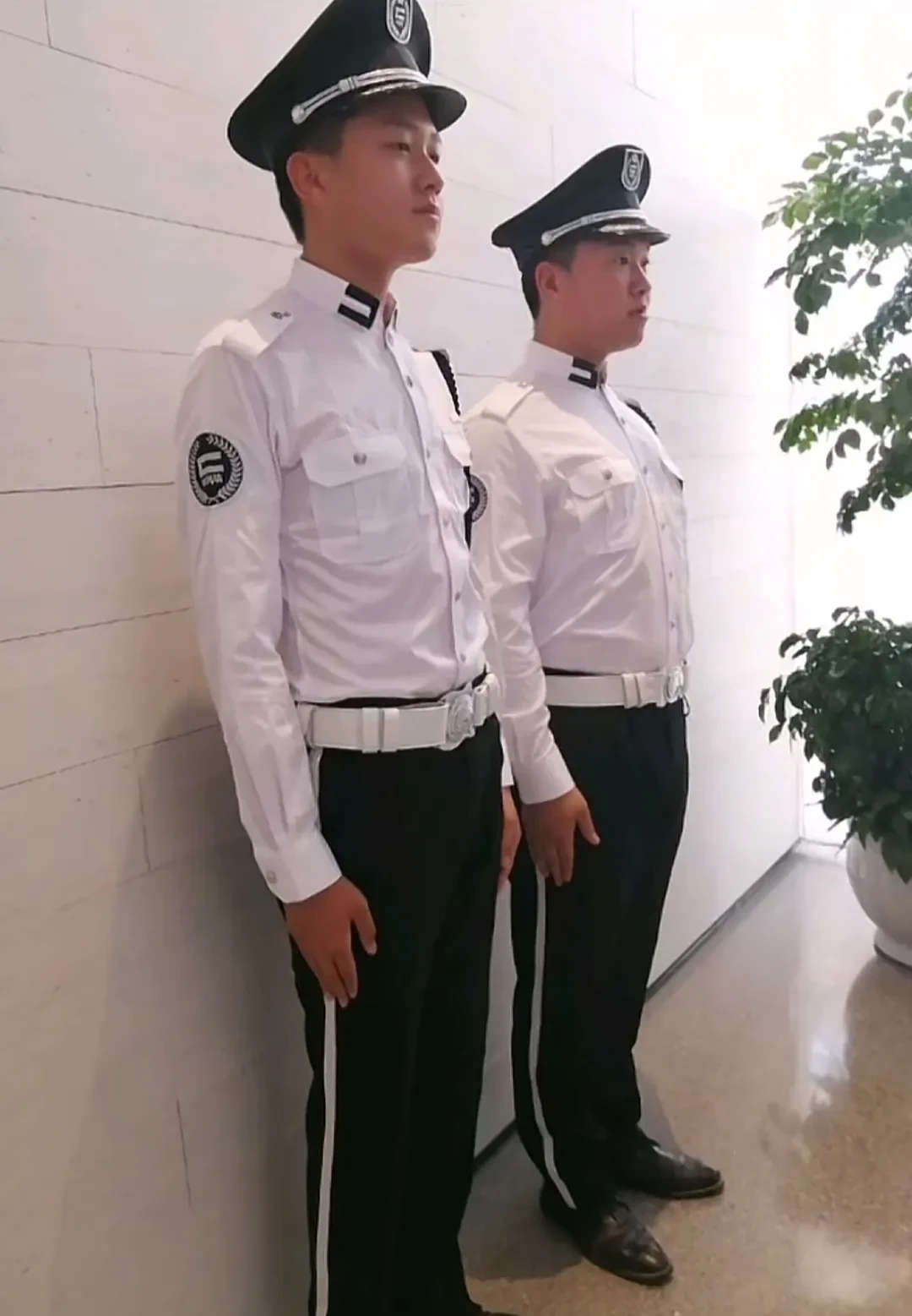 谢浩男的生父,谢岳,凭借劳保服装生意,在深圳积累了