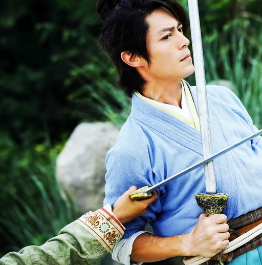 严格地说,令狐冲不算是一个武学天赋多么强的人物,他是华山派掌门大