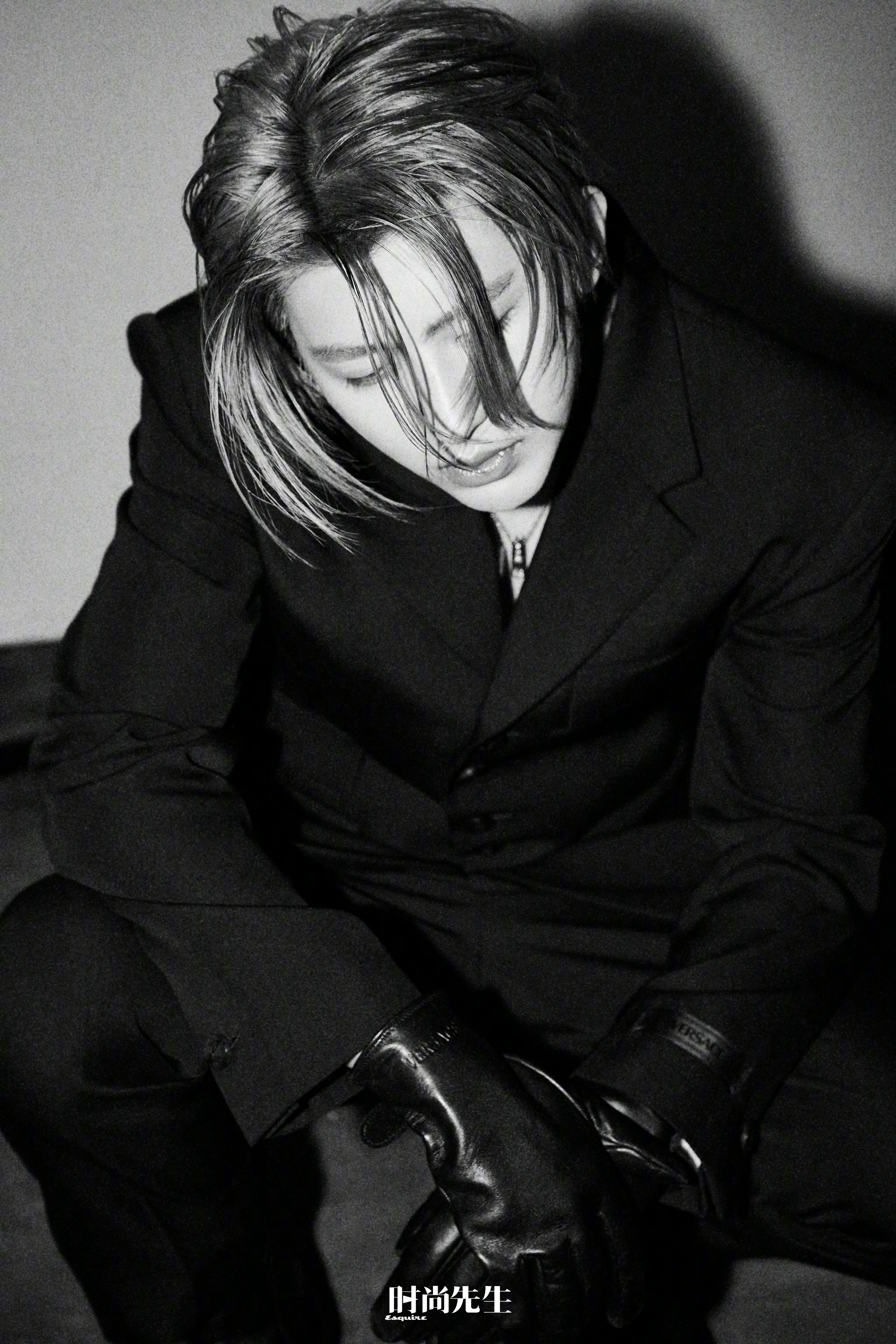 蔡徐坤# #蔡徐坤时尚先生金九封面# 红黑双色双封,双面写意时尚以 