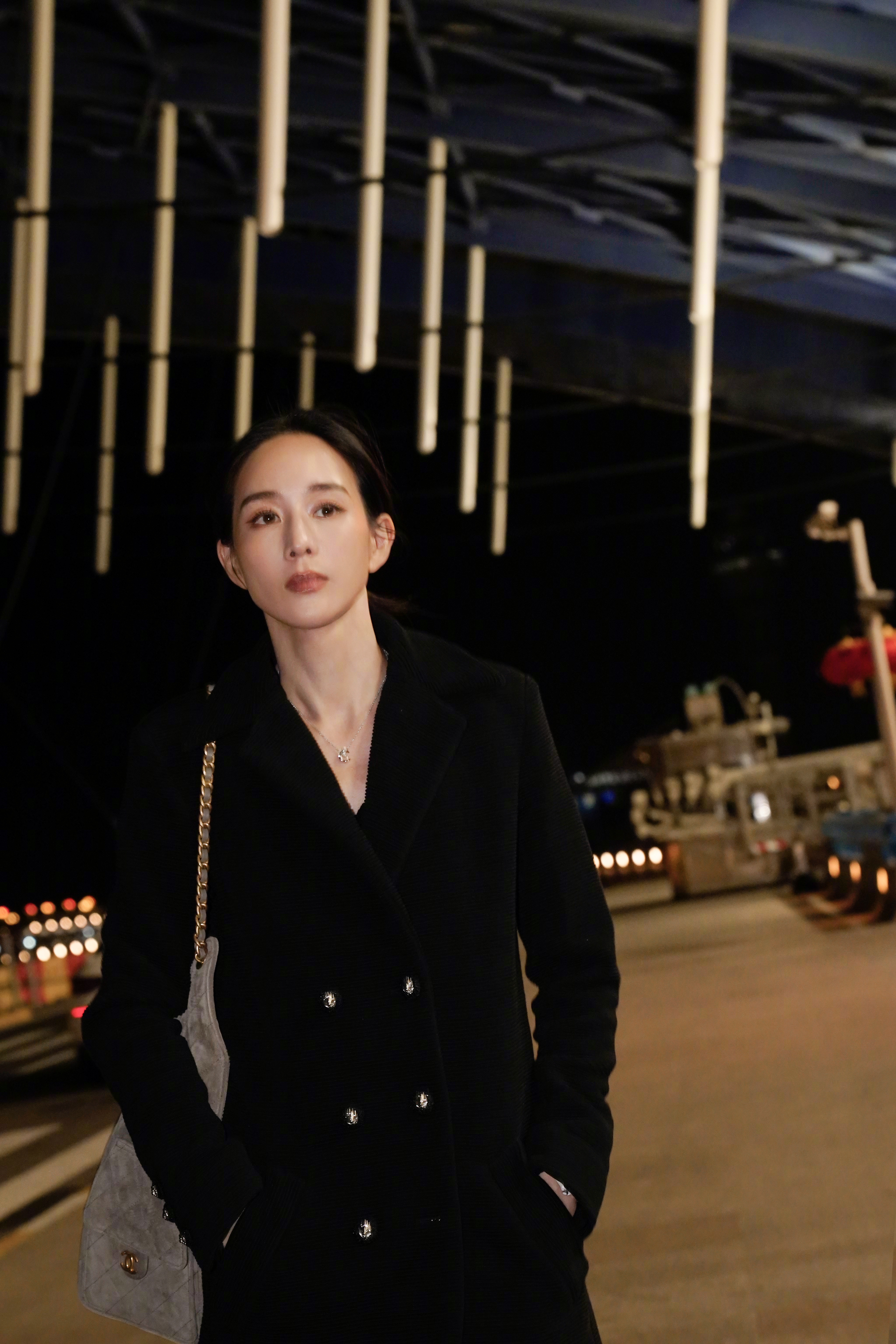 即将亮相chanel 2025春夏大秀黑色斜纹软呢大衣白色j12腕表coco