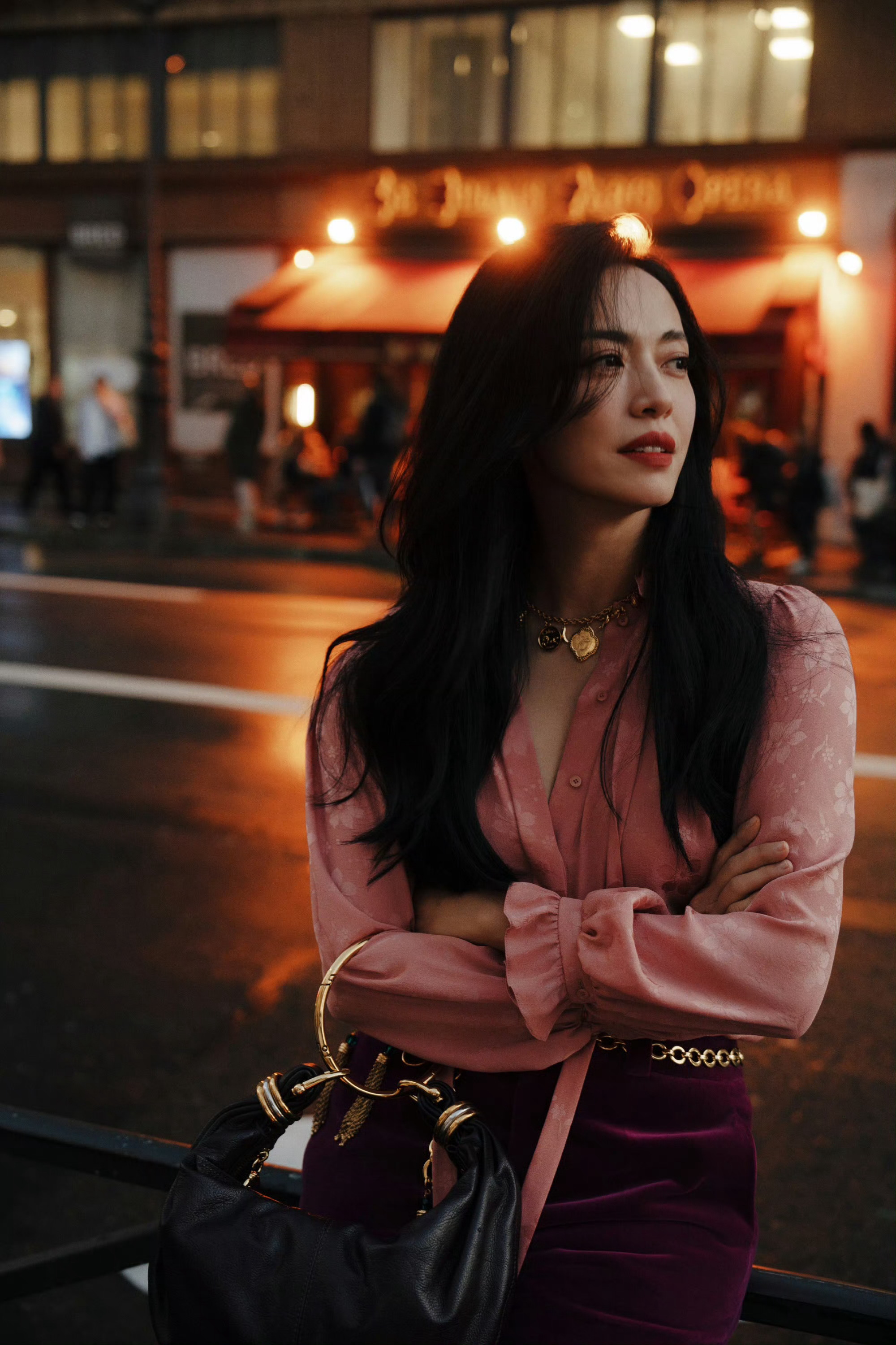 姚晨姚晨巴黎时装周街拍穿着chloé服饰出镜穿行于巴黎街头姐