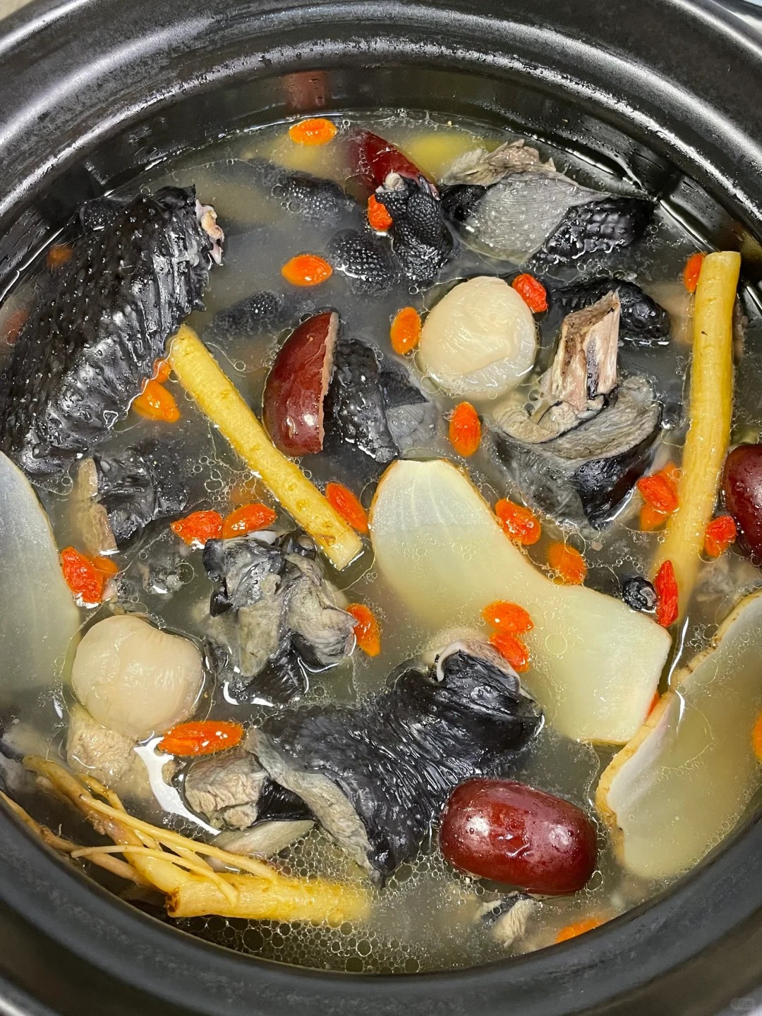 豫章冬日恰犀利# 石耳炖乌鸡,江西省井冈山市冬日里特色滋补美食