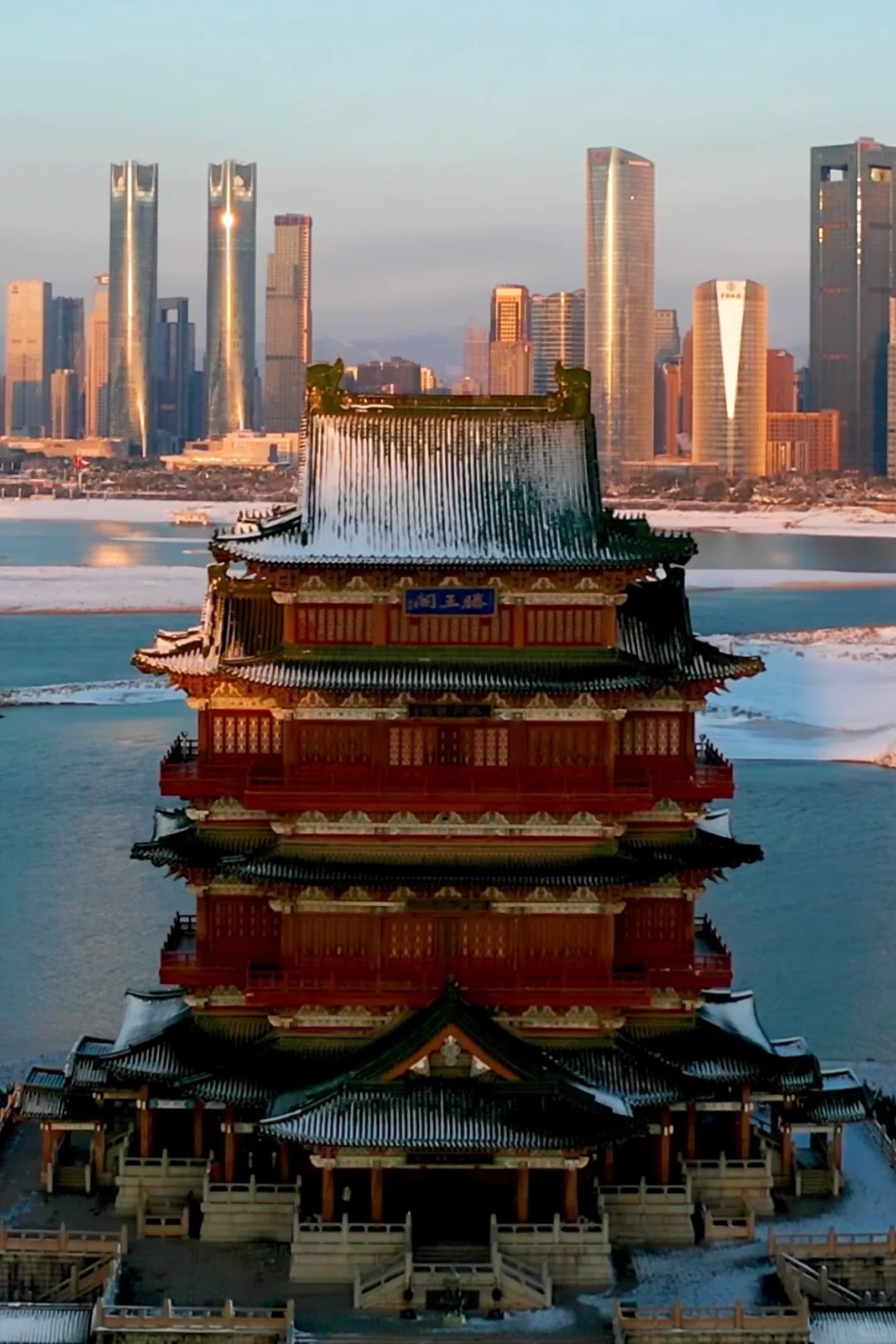 登临滕王阁沉浸式俯视江西南昌冬天的无敌雪景真的绝美无敌的~ 在