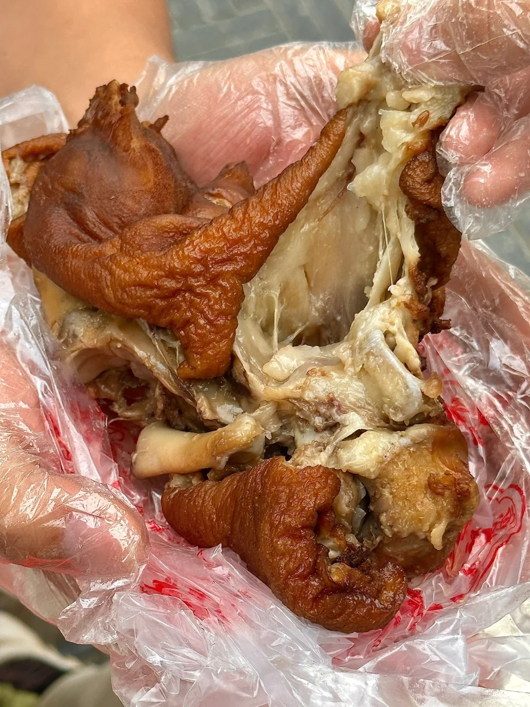 吃的时候要戴手套,轻轻一撕就骨肉