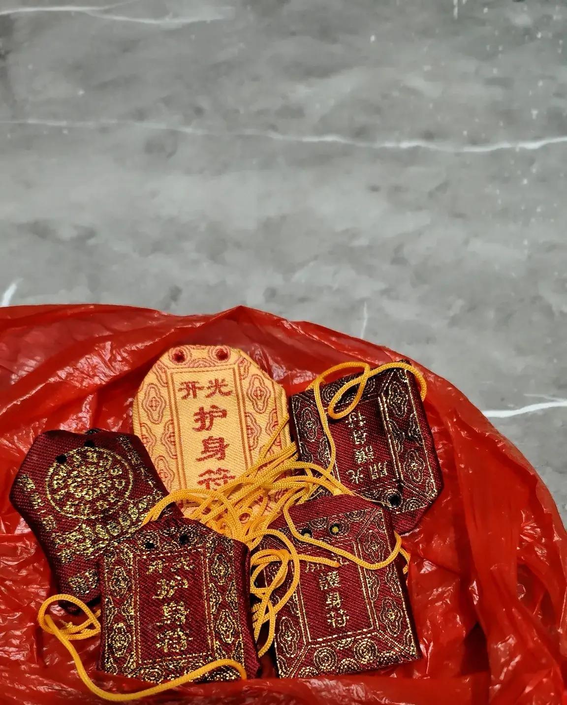 片刻未停.现在都晚上十一点多钟了,窗外依旧滴答滴答地下着雨