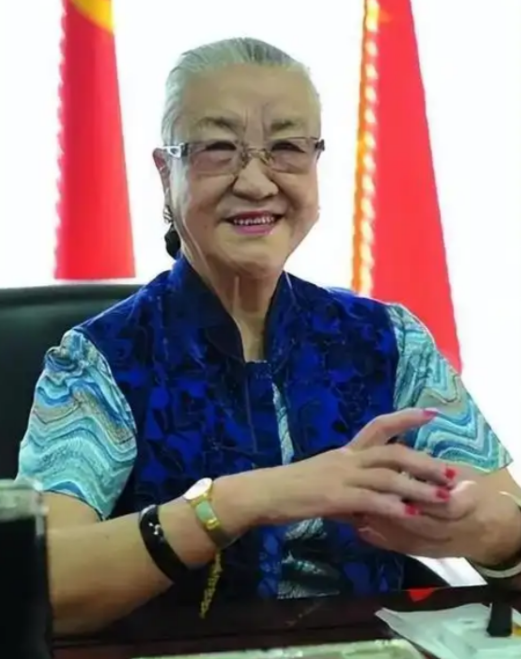 耿莹的一生,听起来像是一部传奇,但其实每一步都