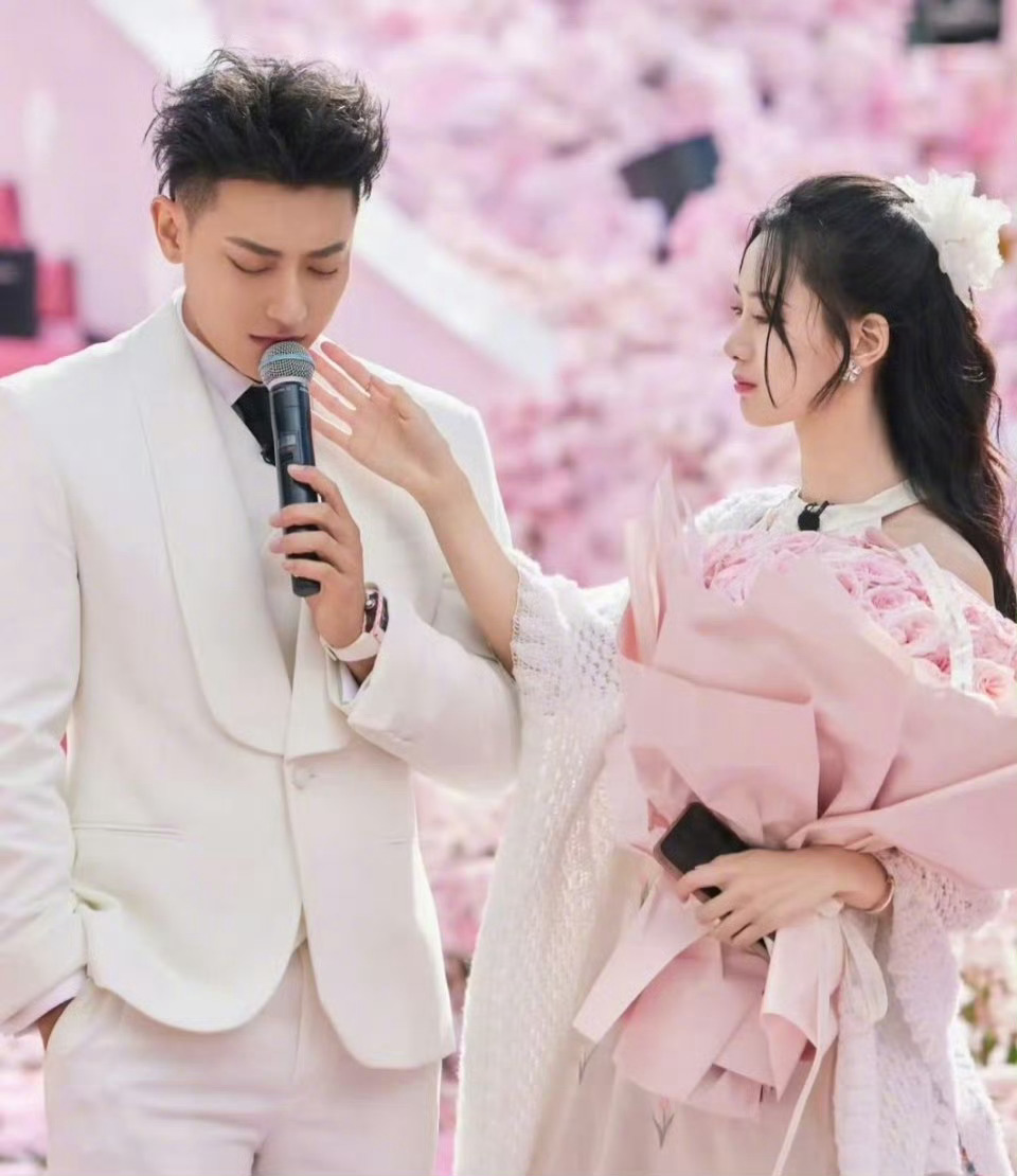 又给黄子韬秀到了,徐艺洋发一个"好不好",他立马开心到不知道南北了