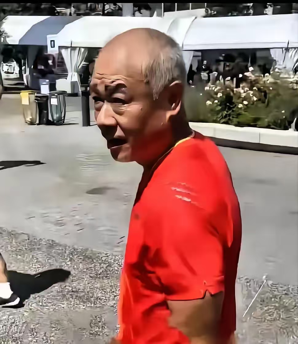 李宁,现在都成了一位头发花白的老人,看着就像邻居家的老大爷