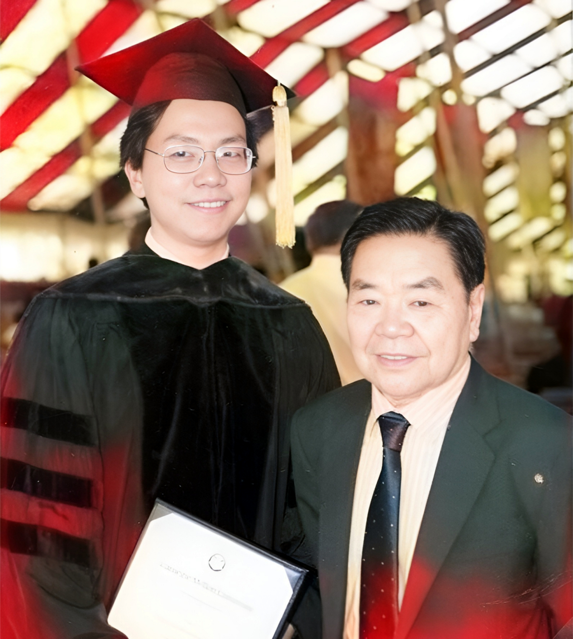 李开复有一个不一般的家庭背景.