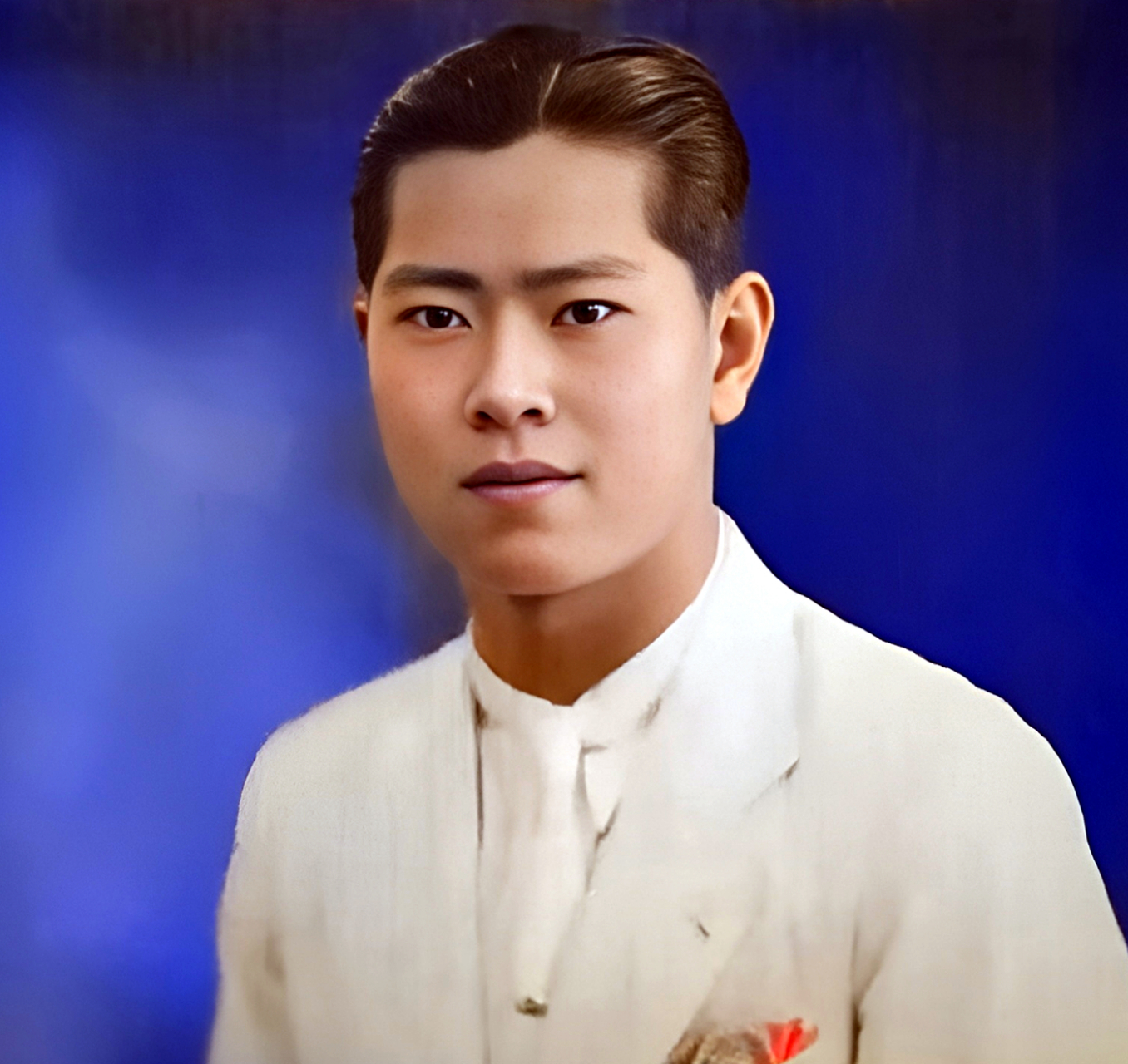谭咏麟的父亲曾是当年横行足坛的四大天王之一,人称"谭铜头"的足坛