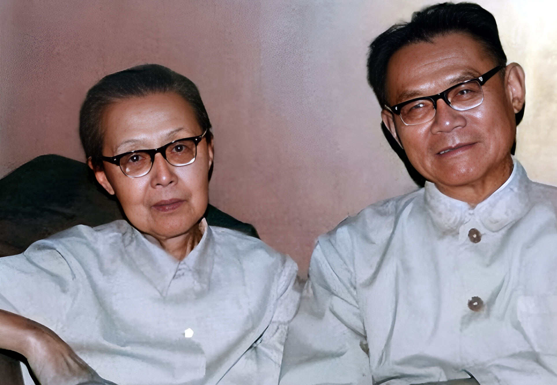 1925年,二十五岁的张茂渊在出国留学的轮船上遇到风度翩翩的李开弟并