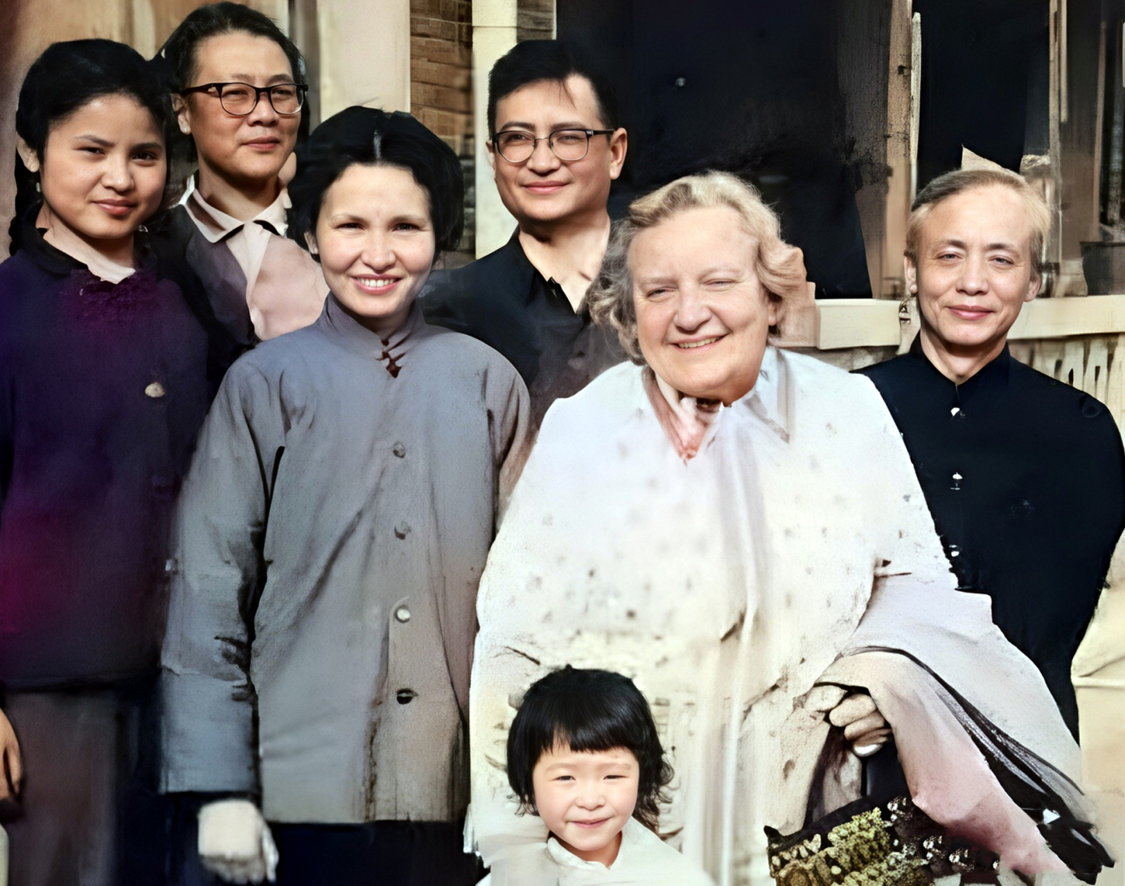 从右到左:于杭,梁林的女婿,梁再冰的丈夫;戴眼镜的男子正是梁从诫