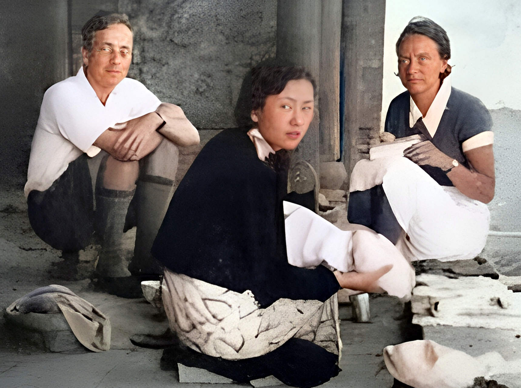 从右到左:于杭,梁林的女婿,梁再冰的丈夫;戴眼镜的男子正是梁从诫